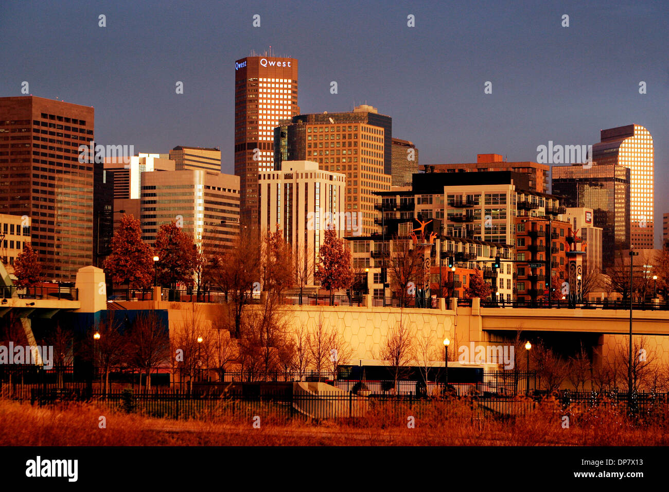 Oct 20, 2006 ; Denver, CO, USA ; la ville et du comté de Denver est la capitale et la plus grande ville de l'État américain du Colorado. Il est situé sur les plaines à l'Est des Montagnes Rocheuses et forme le coeur de la zone métropolitaine de Denver-Aurora. Le centre de quartier du centre-ville est sur le côté est de la rivière South Platte, près de son confluent avec le Cherry Creek, environ quinze Banque D'Images