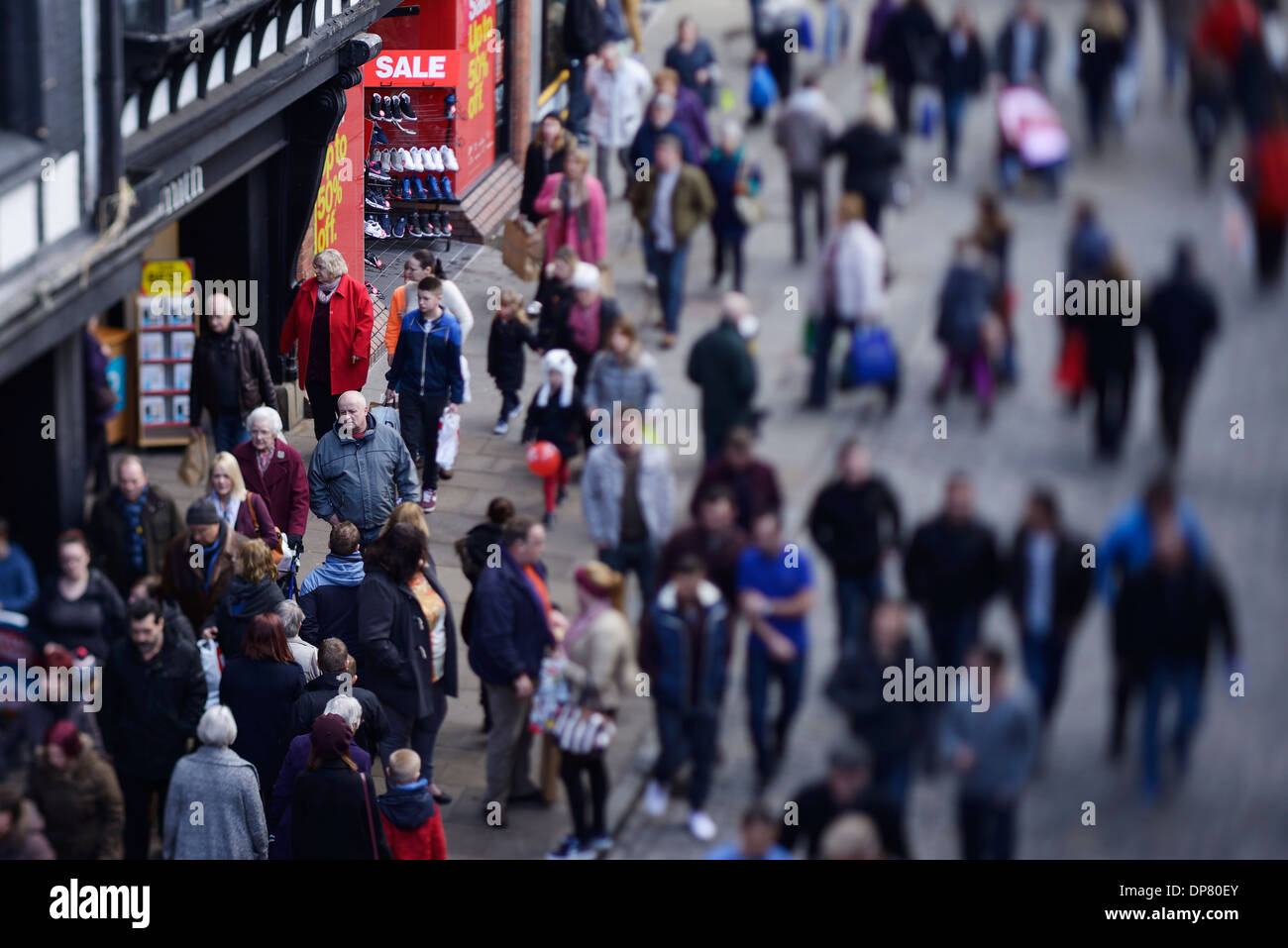 La Foule de visiteurs de centre-ville de Chester photographiés avec un tilt shift lens Banque D'Images