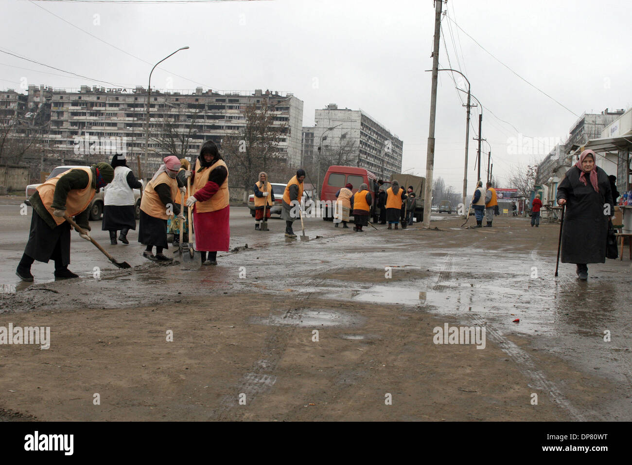 Grozny - Tchétchénie - capitale de l'état tchétchène est toujours ruiné.femmes tchétchènes nettoyage du centre-ville.(Image Crédit : © PhotoXpress/ZUMA Press) RESTRICTIONS : l'Amérique du Nord et du sud de l'homme SEULEMENT ! Banque D'Images
