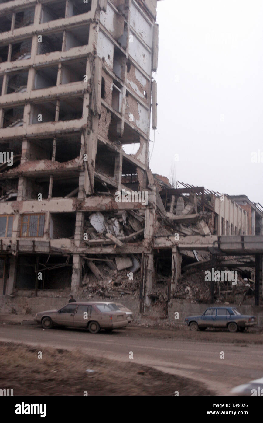 Ville ravagée par la guerre de Grozny. Les bâtiments endommagés dans le centre de Grozny où aucun peuple ne peut vivre aujourd'hui.(Image Crédit : © PhotoXpress/ZUMA Press) RESTRICTIONS : l'Amérique du Nord et du sud de l'homme SEULEMENT ! Banque D'Images