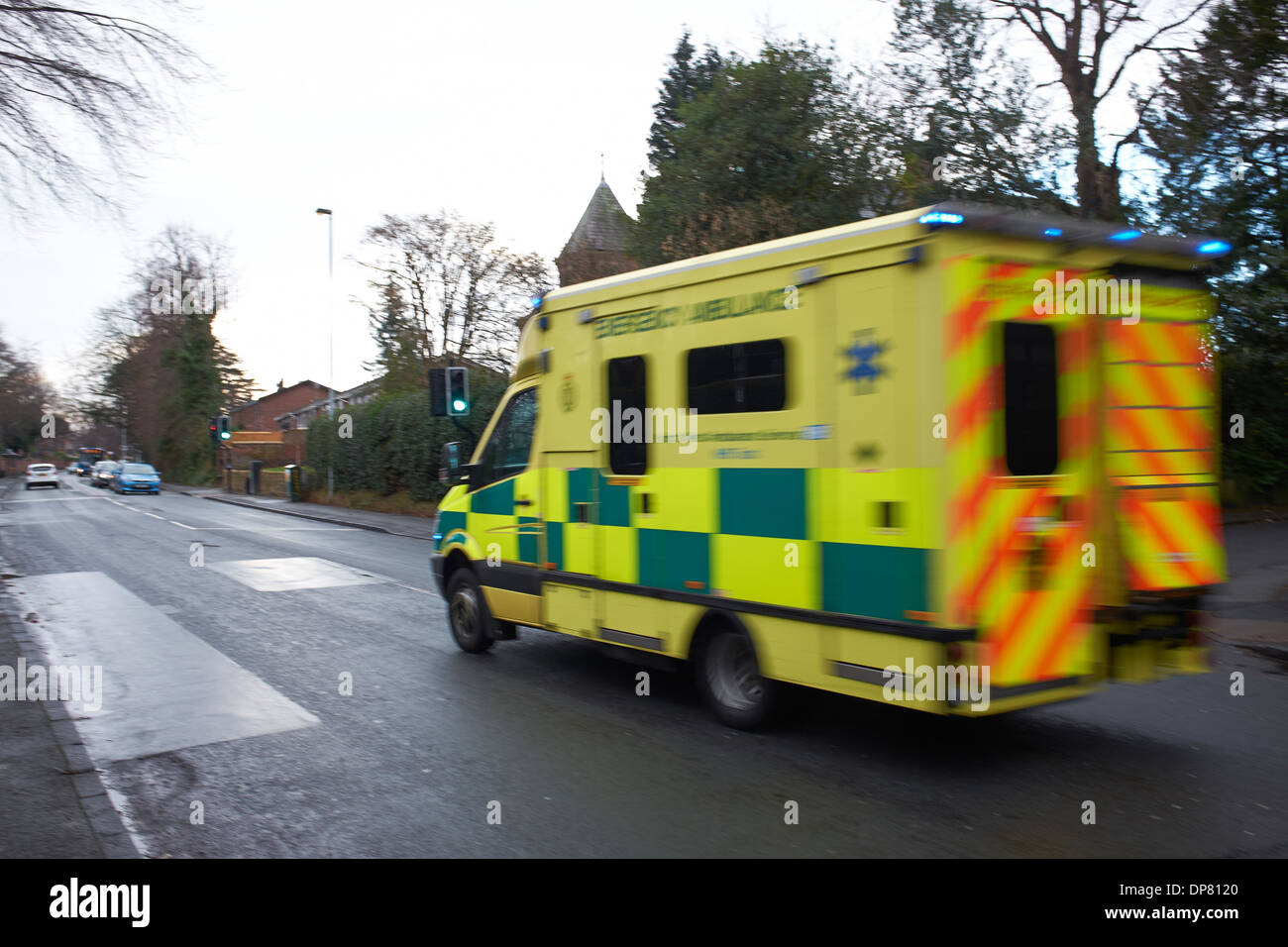 Une ambulance sur un appel d'urgence Banque D'Images