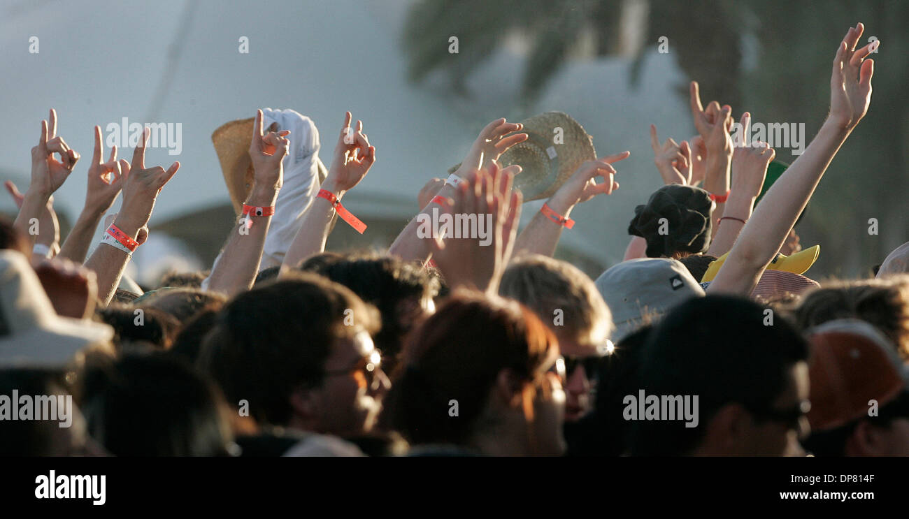 Apr 27, 2006 - Indio , CA, USA - Fans obtenir dans le swing de choses pendant l'exécution du Arctic Monkeys vendredi à la Coachella Music Festival. (Crédit Image : © Sean Haffey/San Diego Union Tribune/ZUMA Press) RESTRICTIONS : LA et le comté d'Orange de l'homme Documents OUT ! USA et de l'homme dehors ! Tabloïd Banque D'Images Apr 27, 2006 - Indio , CA, USA - Fans obtenir dans le swing de choses pendant l'exécution du Arctic Monkeys vendredi à la Coachella Music Festival. (Crédit Image : © Sean Haffey/San Diego Union Tribune/ZUMA Press) RESTRICTIONS : LA et le comté d'Orange de l'homme Documents OUT ! USA et de l'homme dehors ! Tabloïd Banque D'Images