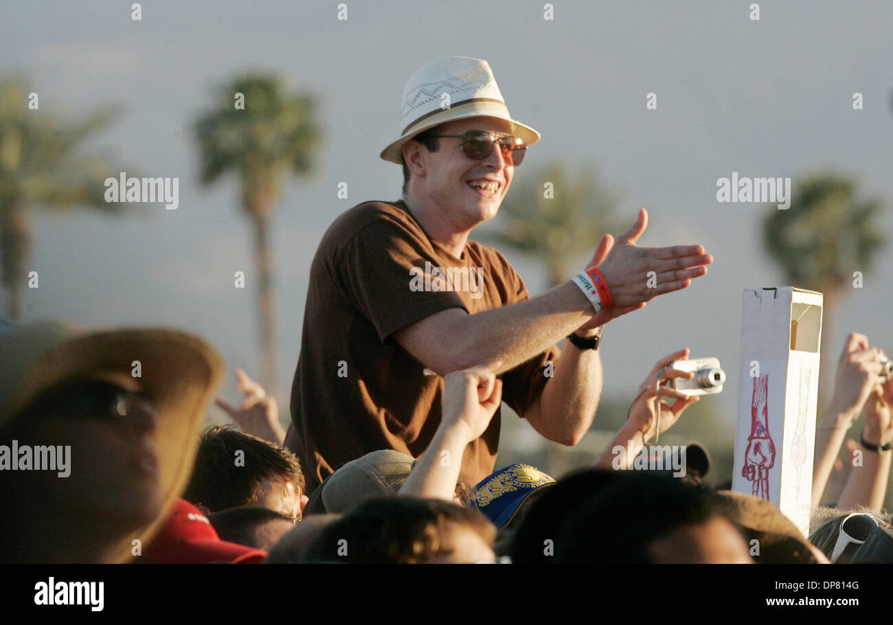 Apr 27, 2006 - Indio , CA, USA - Fans obtenir dans le swing de choses pendant l'exécution du Arctic Monkeys vendredi à la Coachella Music Festival. (Crédit Image : © Sean Haffey/San Diego Union Tribune/ZUMA Press) RESTRICTIONS : LA et le comté d'Orange de l'homme Documents OUT ! USA et de l'homme dehors ! Tabloïd Banque D'Images Apr 27, 2006 - Indio , CA, USA - Fans obtenir dans le swing de choses pendant l'exécution du Arctic Monkeys vendredi à la Coachella Music Festival. (Crédit Image : © Sean Haffey/San Diego Union Tribune/ZUMA Press) RESTRICTIONS : LA et le comté d'Orange de l'homme Documents OUT ! USA et de l'homme dehors ! Tabloïd Banque D'Images