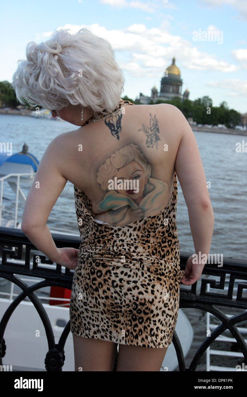 Jun 11, 2006 - Saint-Pétersbourg, Russie - une femme a son dos tatoué avec Marilyn Monroe au tatouage 2006 Festival à Saint-Pétersbourg. (Crédit Image : © PhotoXpress/ZUMA Press) RESTRICTIONS : l'Amérique du Nord et du sud de l'homme SEULEMENT ! Banque D'Images