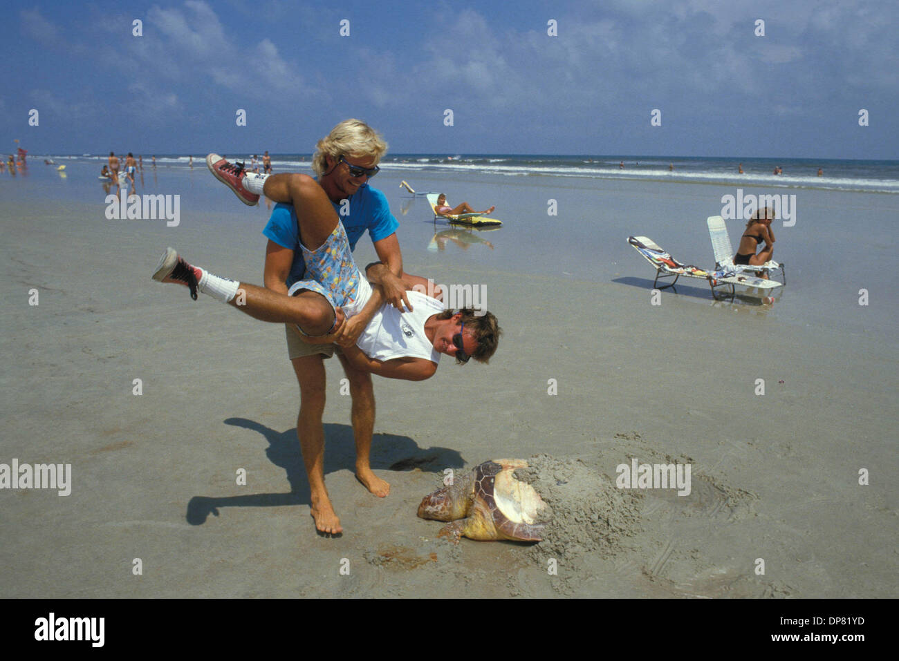 Jun 16, 2006 - Daytona Beach, Floride, USA - Daytona Beach est connue historiquement comme ayant l'une des rares plages du monde où le disque sable compacté permet aux véhicules motorisés à conduire sur la plage dans les zones réglementées. Cette version sable compacté fait Daytona Beach la Mecque des sports mécaniques, avec l'ancienne Daytona Beach Road races bien sûr avoir accueilli depuis plus de 50 ans. Ce cours a été r Banque D'Images