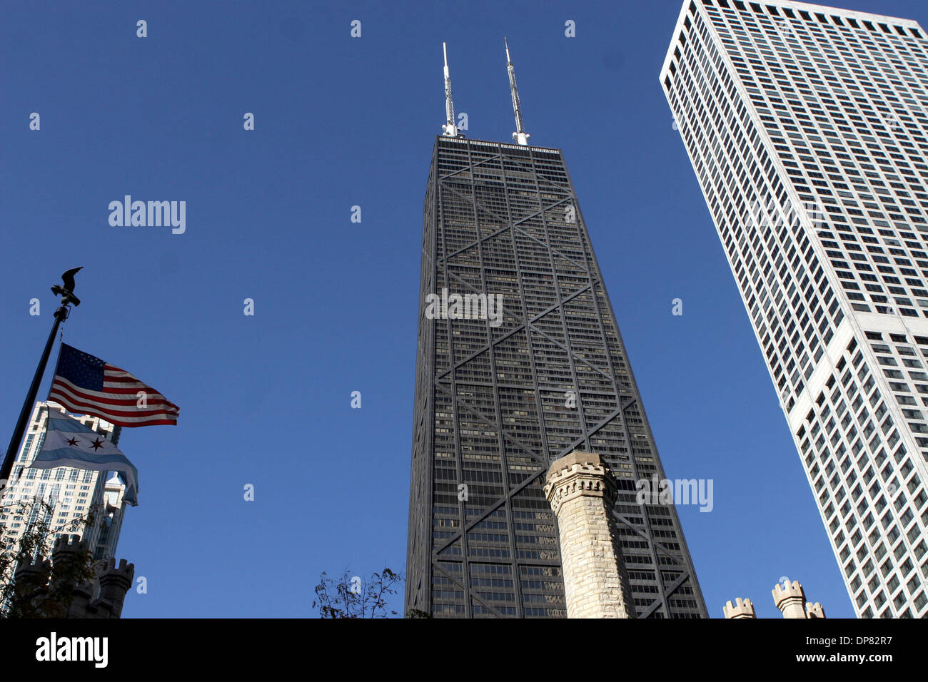 Oct 14, 2006 ; Chicago, IL, USA, connu localement comme "Big John", le John Hancock Center de Chicago est probablement le gratte-ciel préféré. Les 100 étages, achevée en 1969, a un design remarquable, avec l'énorme X-braces desservant à la fois structurelles et un visuel d'un but. Visuellement, il donne l'impression de stabilité et il déplace l'oeil loin de la taille des fenêtres. La const Banque D'Images