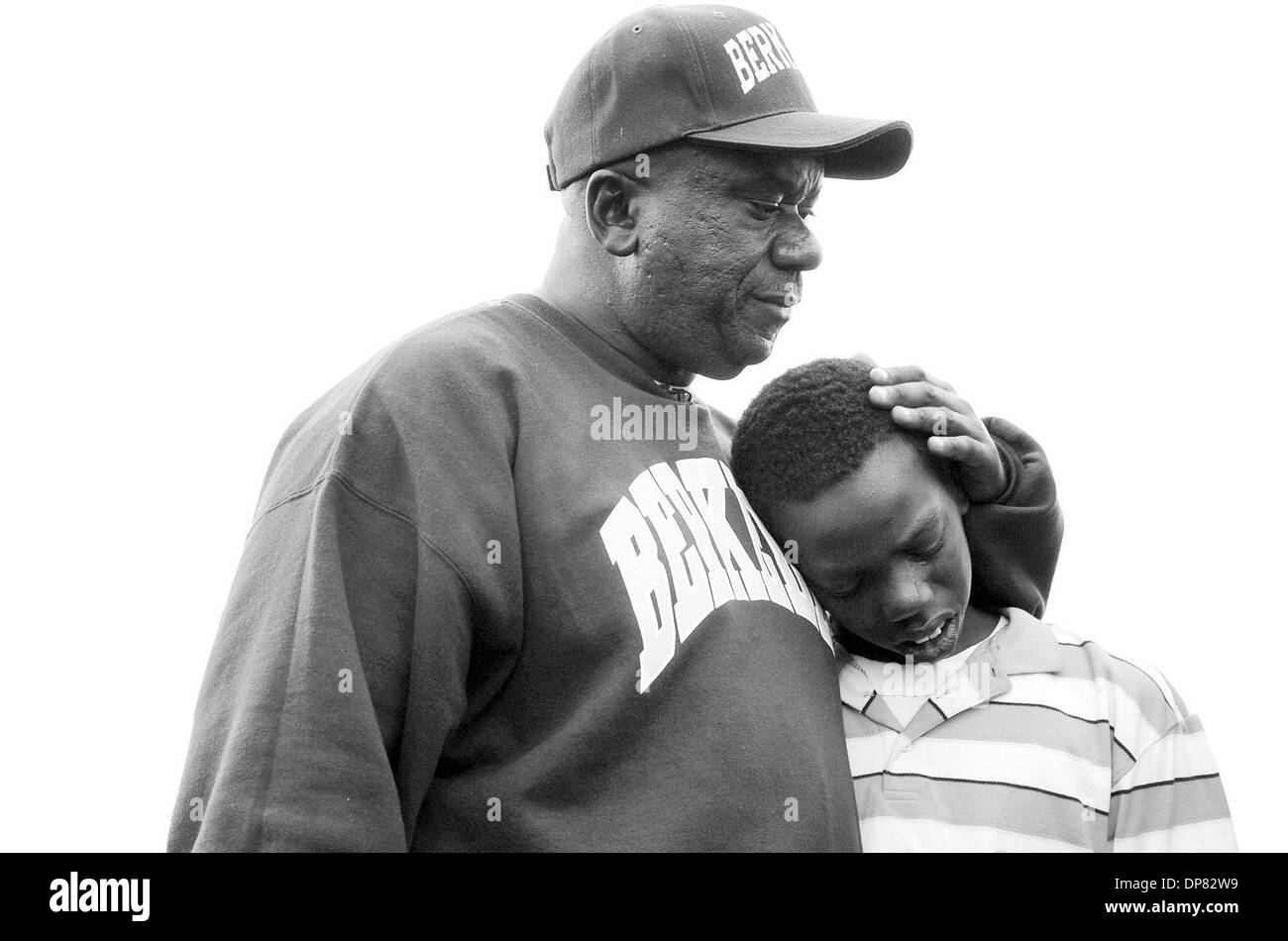 Oct 15, 2006 - Oakland, CA, USA - TODD WALKER hugs LEON SMITH, 11, après Smith est devenu émotif au cours de leur voyage de Rolling Hills Memorial Park à Richmond le dimanche 12 novembre 2006. Walker et ami Anthony Londres utiliser le cimetière comme toile de fond pour parler aux jeunes de prendre les bonnes décisions pour rester en vie. (Crédit Image : © Sean Connelley/Oakland Tribune/ZUMA Press) RESTE Banque D'Images