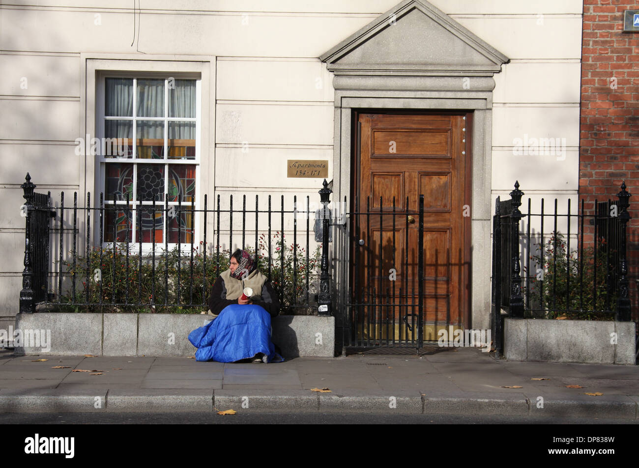 East European Femme mendiant dans les rues de Dublin en République d'Irlande Banque D'Images