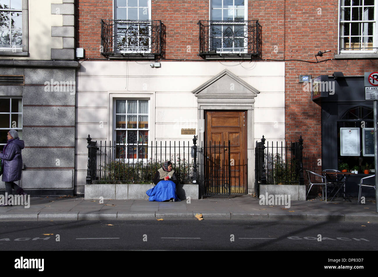East European Femme mendiant dans les rues de Dublin en République d'Irlande Banque D'Images