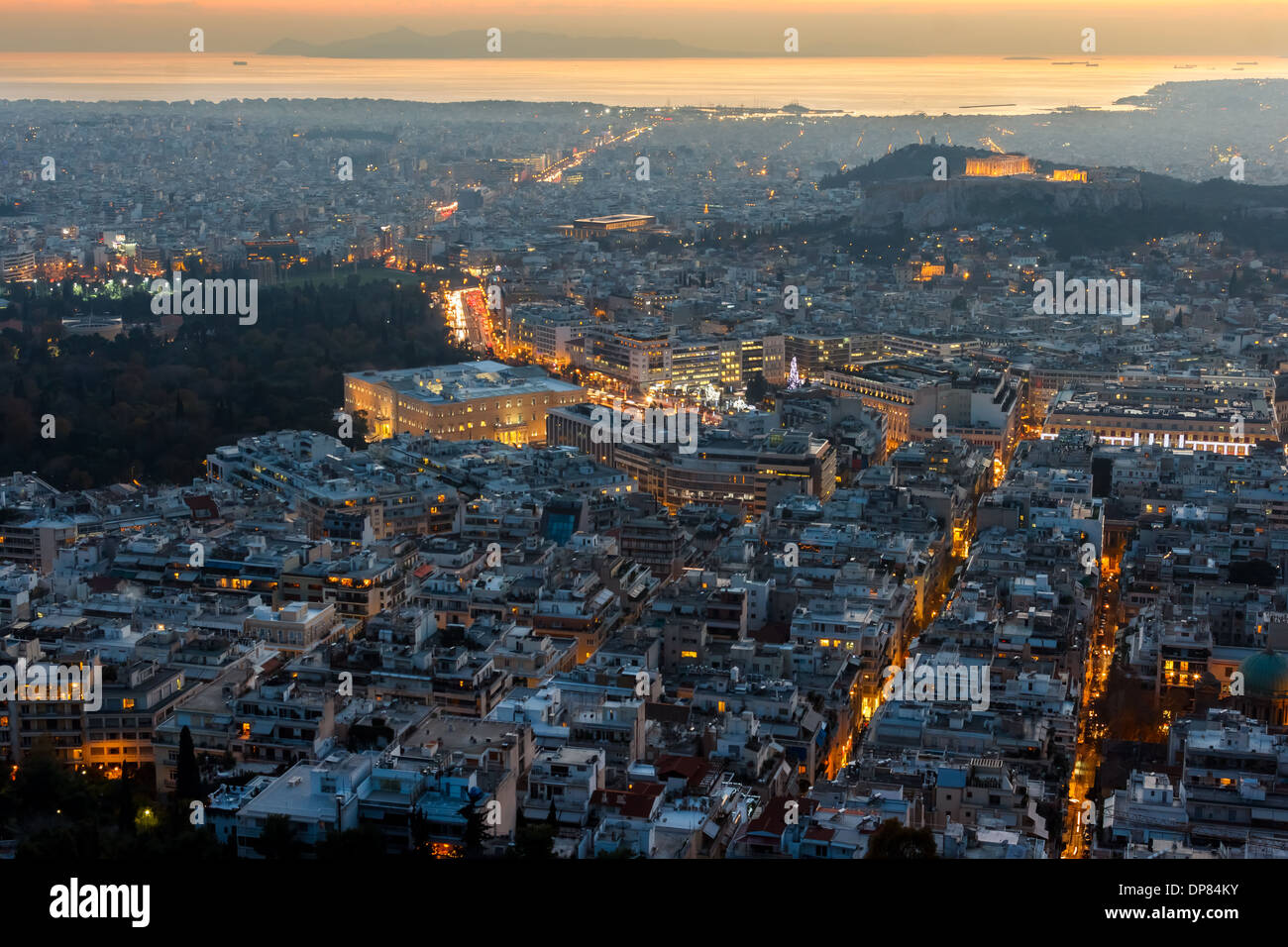 Les toits d'Athènes vue aérienne dans l'après-midi avec les lumières dessus heure bleue, place Syntagma, le Parlement grec et le Parthénon sont visibles Banque D'Images