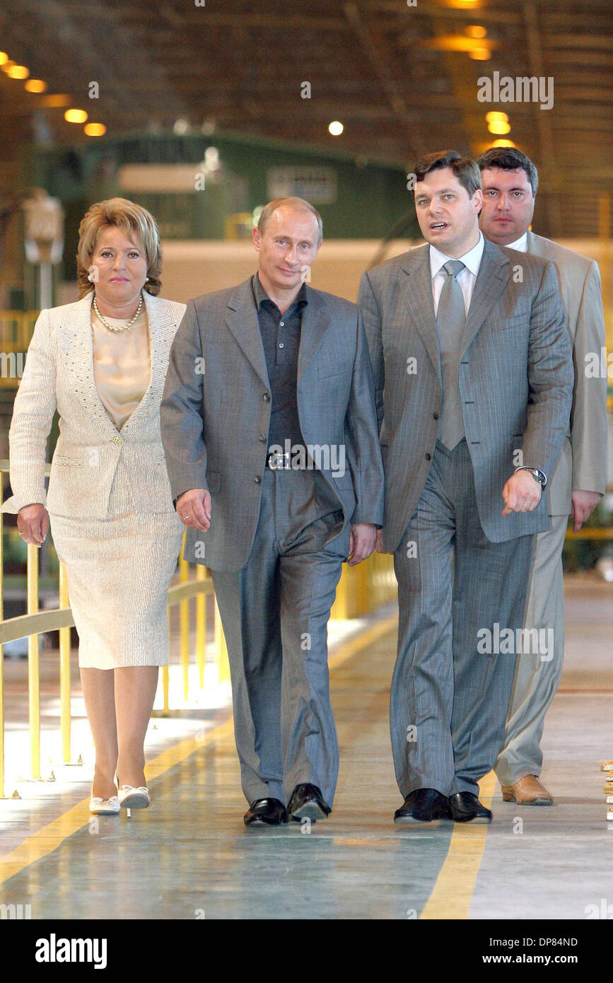 (L-r) Gouverneur de Saint-Pétersbourg Valentina Matvienko, le président russe Vladimir Poutine, et chef de groupe Severstal Alexi Mordashev. (Crédit Image : © PhotoXpress/ZUMA Press) RESTRICTIONS : l'Amérique du Nord et du sud de l'homme SEULEMENT ! Banque D'Images