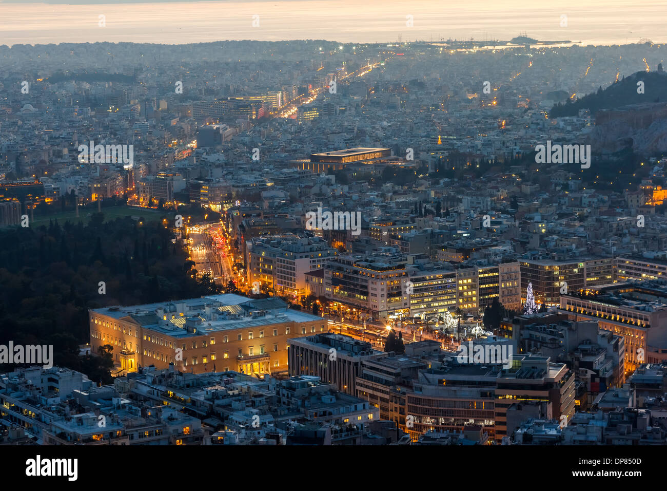 Les toits d'Athènes vue aérienne dans l'après-midi avec les lumières sur blue hour, Syntagma et du Parlement grec sont visibles Banque D'Images