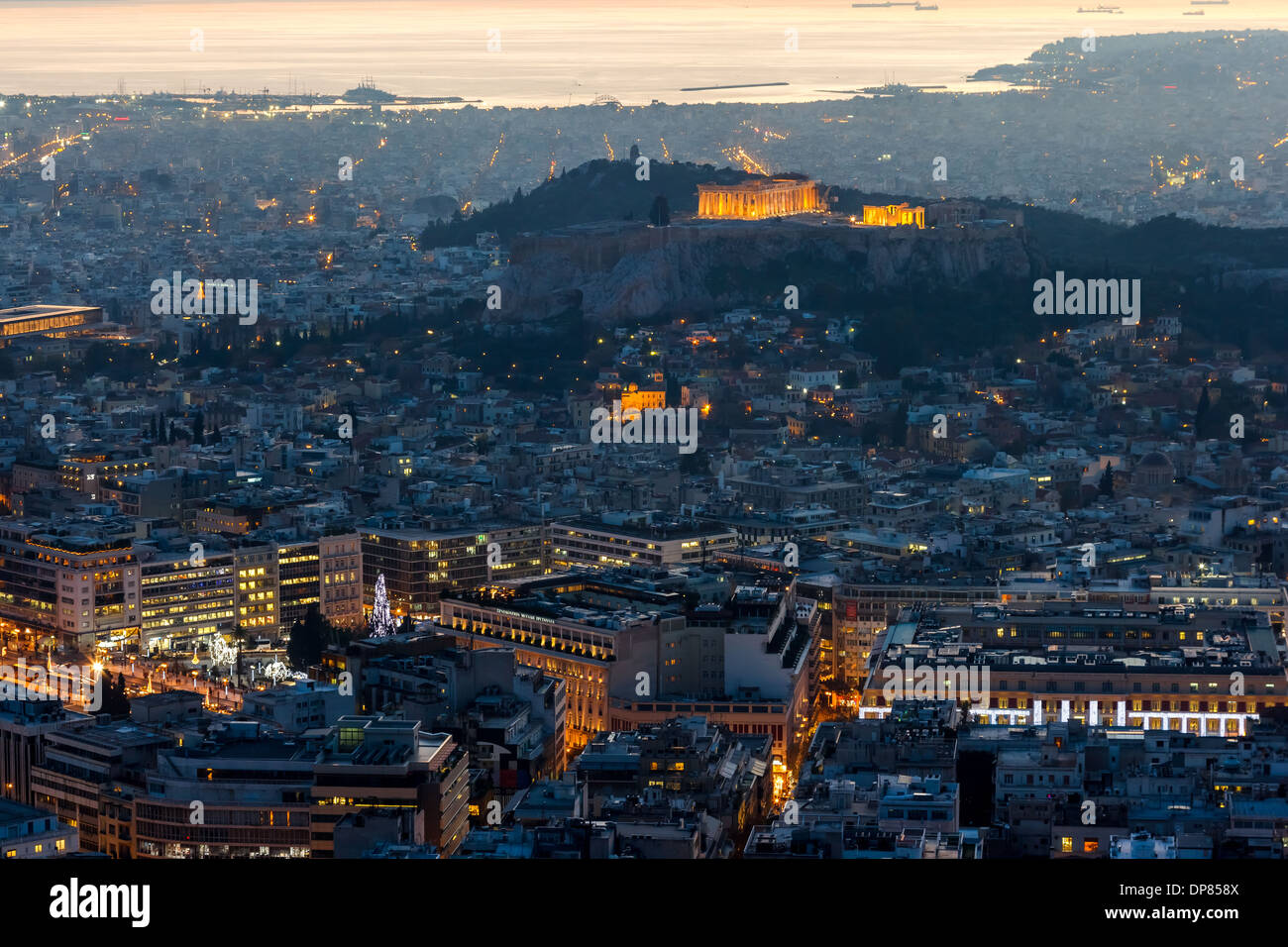 Les toits d'Athènes vue aérienne dans l'après-midi avec les lumières dessus heure bleue, place Syntagma, le Parlement grec et le Parthénon sont visibles Banque D'Images