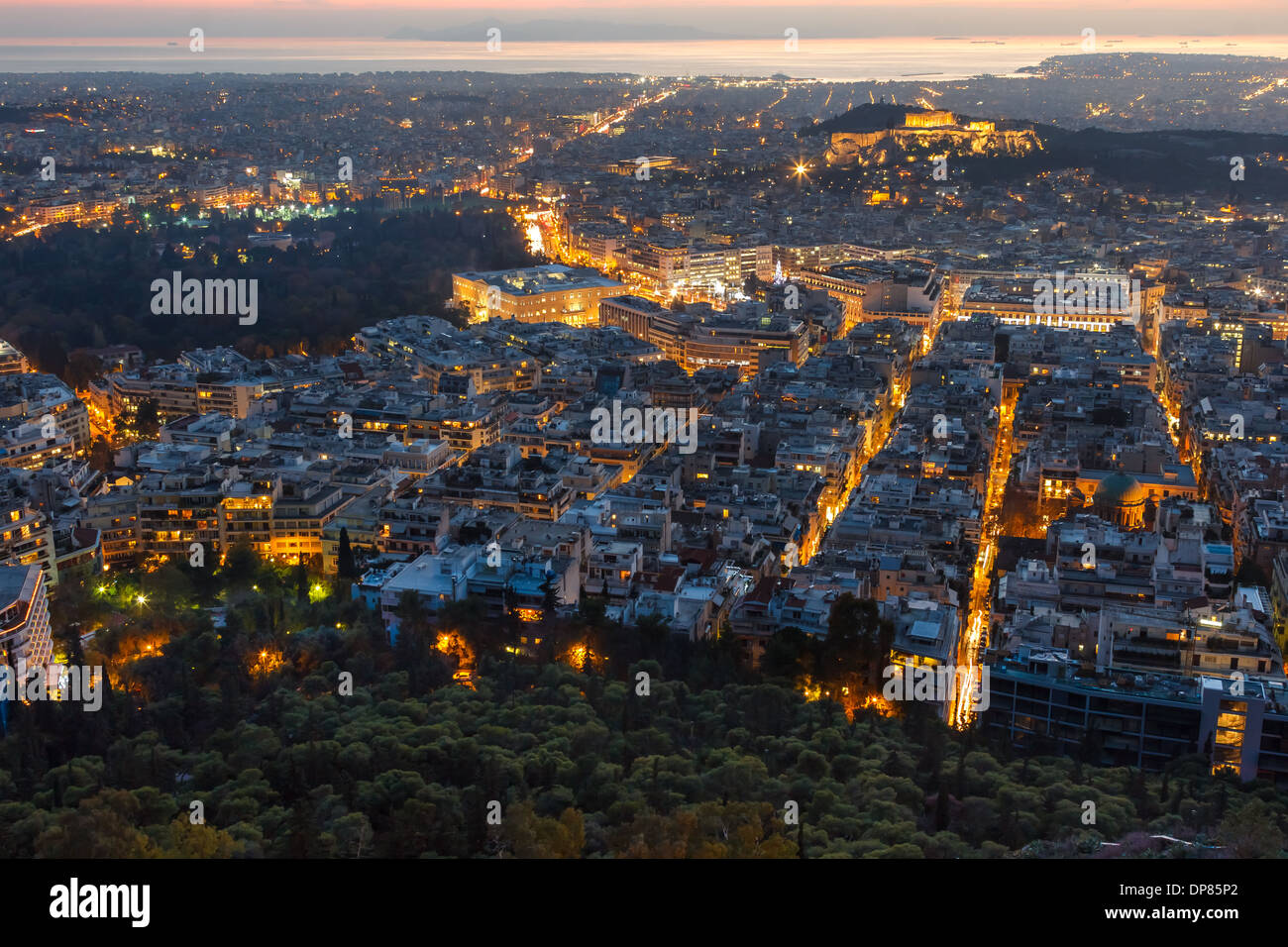 Les toits d'Athènes vue aérienne dans l'après-midi avec les lumières dessus heure bleue, place Syntagma, le Parlement grec et le Parthénon sont visibles Banque D'Images