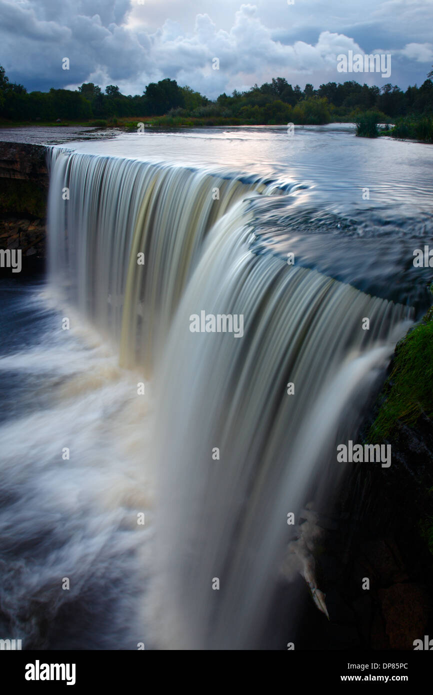 Chute d'eau coulant sur Jagala en Estonie Banque D'Images
