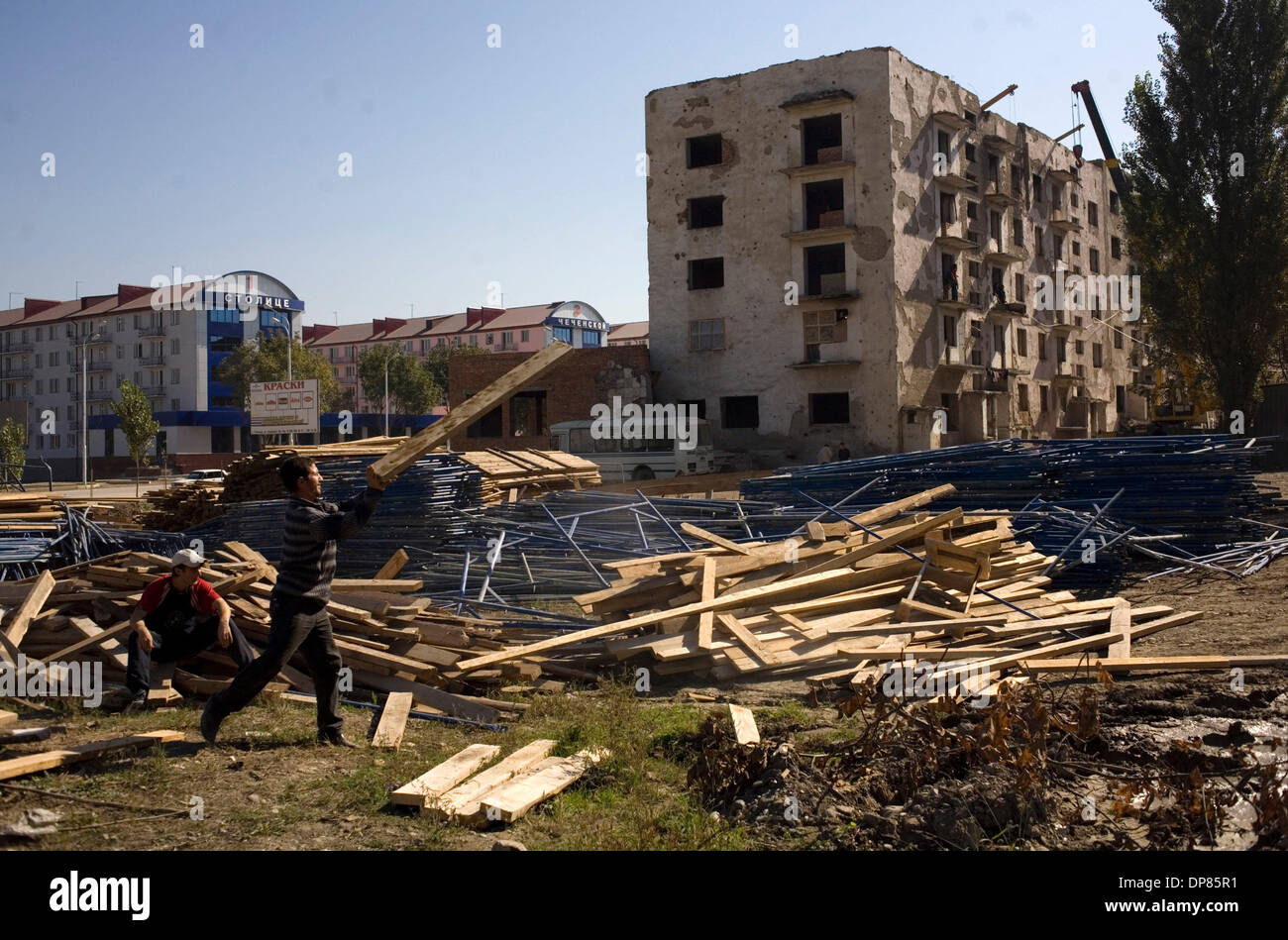 La reconstruction d'Ahmad Kadyrov prospekt street (ex rue Lénine) à Grozny,  Tchétchénie, Russie lundi, 9 Oct 2006. Ahmad Kadyrov prospekt est situé  près de la Minutka square où les plus violents combats