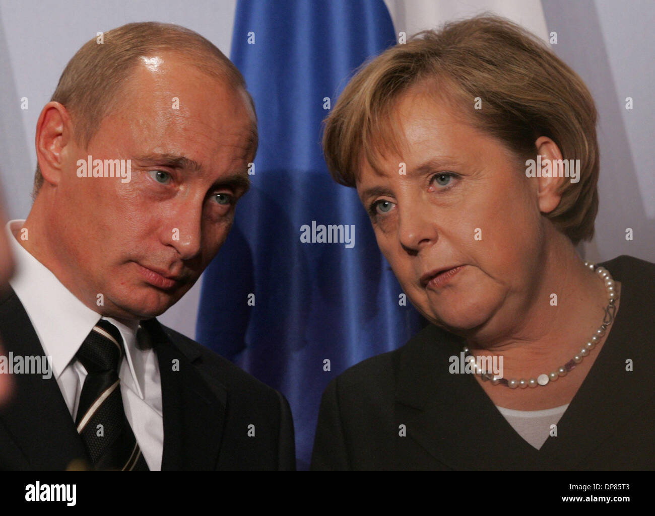 Vladimir Poutine et la Chancelière allemande, Angela Merkel, a comparu à Dresde le Mardi, Octobre 10, 2006.Poutine est arrivé à Dresde, la ville allemande de l'Est où il a été un agent du KGB dans les années 1980, pour des entretiens avec Mme Merkel dans l'Allemand préoccupé par la fiabilité de partenariat avec la Russie. (Crédit Image : © PhotoXpress/ZUMA Press) RESTRICTIONS : l'Amérique du Nord et du sud de l'homme SEULEMENT ! Banque D'Images