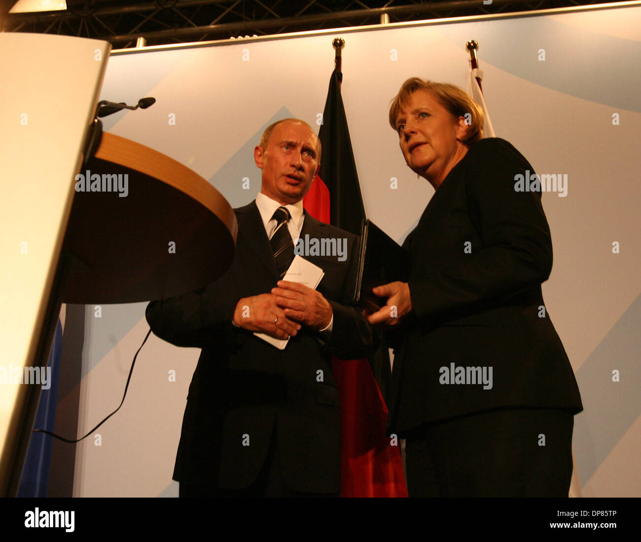 Vladimir Poutine et la Chancelière allemande, Angela Merkel, a comparu à Dresde le Mardi, Octobre 10, 2006.Poutine est arrivé à Dresde, la ville allemande de l'Est où il a été un agent du KGB dans les années 1980, pour des entretiens avec Mme Merkel dans l'Allemand préoccupé par la fiabilité de partenariat avec la Russie. (Crédit Image : © PhotoXpress/ZUMA Press) RESTRICTIONS : l'Amérique du Nord et du sud de l'homme SEULEMENT ! Banque D'Images