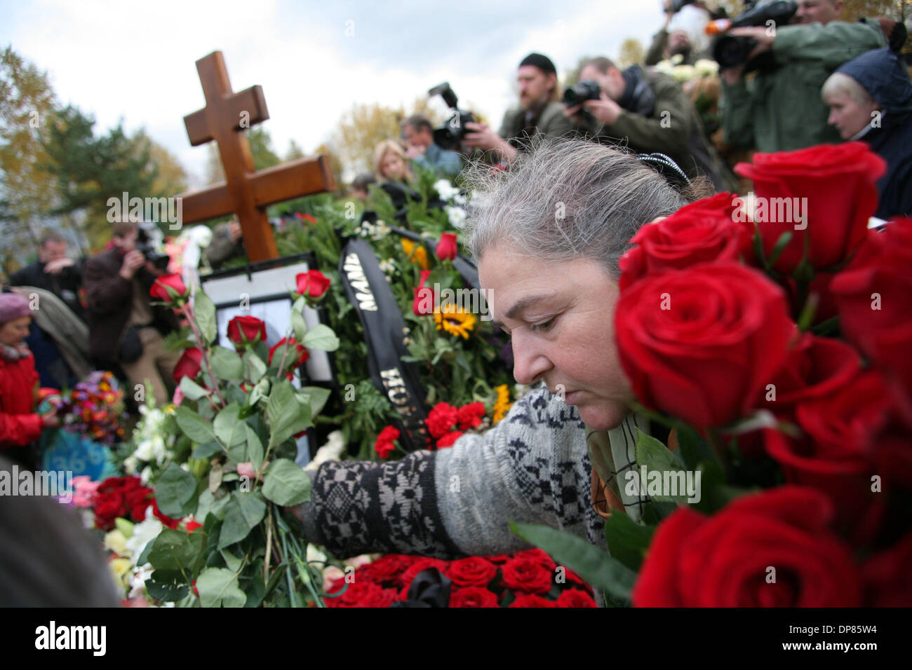 Les funérailles d'Anna Politkovskaïa.Des milliers de Russes payé un dernier hommage mardi pour tué la journaliste russe Anna Politkovskaïa au cimetière Troyekurovskoye à Moscou.(Image Crédit : © PhotoXpress/ZUMA Press) RESTRICTIONS : l'Amérique du Nord et du sud de l'homme SEULEMENT ! Banque D'Images