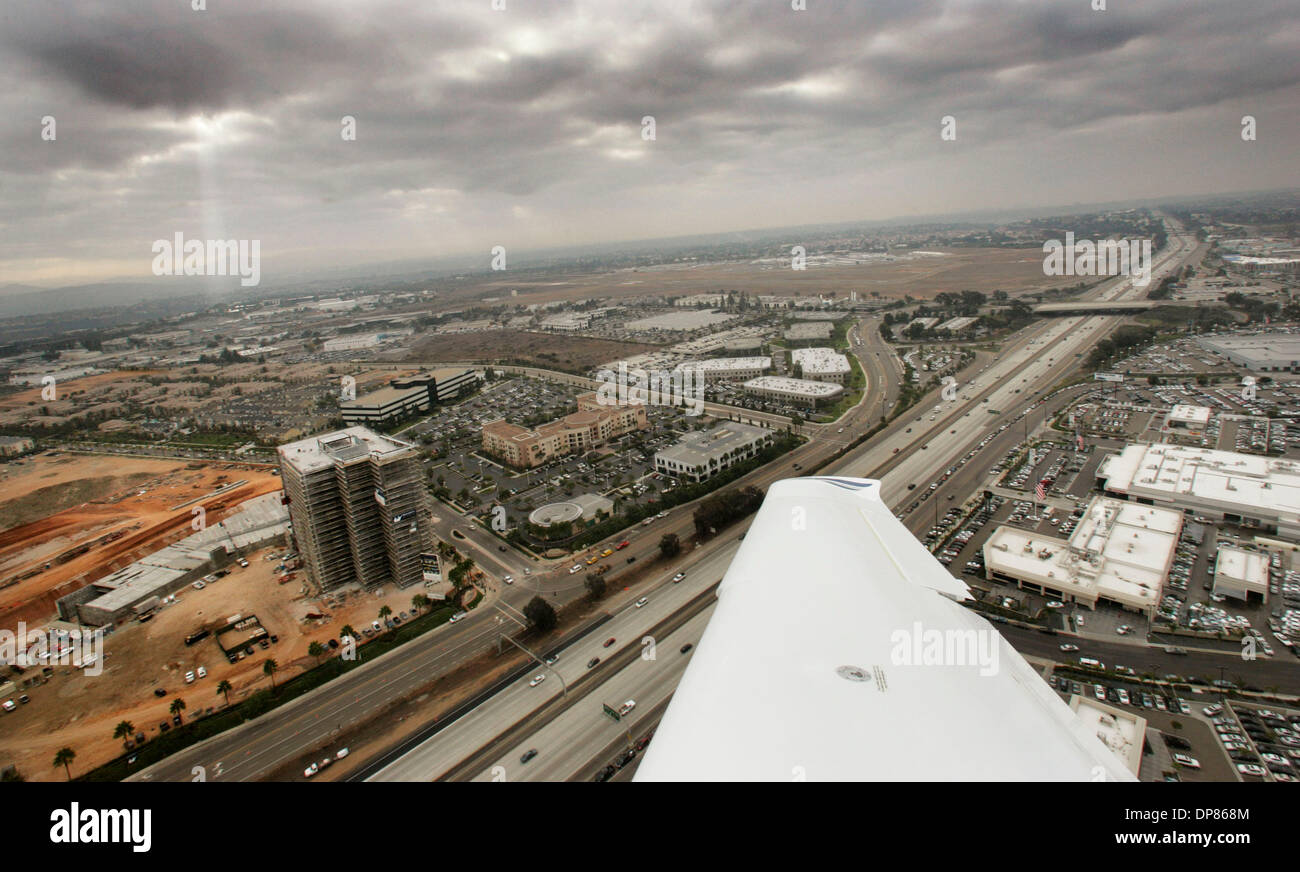 Oct 30, 2006 - San Diego, CA, USA - Le 12 étages en construction Sunroad Centrum bureaux à Kearny Villa Road et du spectre Centre Boulevard est en dessous de la plage de Rick Cirrus SR22 en avion privé, alors qu'il vole dans la zone Montgomery circuit de circulation. Pilotes volant hors de Montgomery champ a courte distance dire la hauteur de l'édifice est un danger pour leur vol requis p Banque D'Images