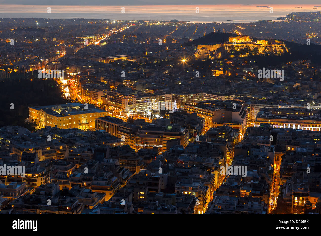 Les toits d'Athènes vue aérienne dans l'après-midi avec les lumières dessus heure bleue, place Syntagma, le Parlement grec et le Parthénon sont visibles Banque D'Images