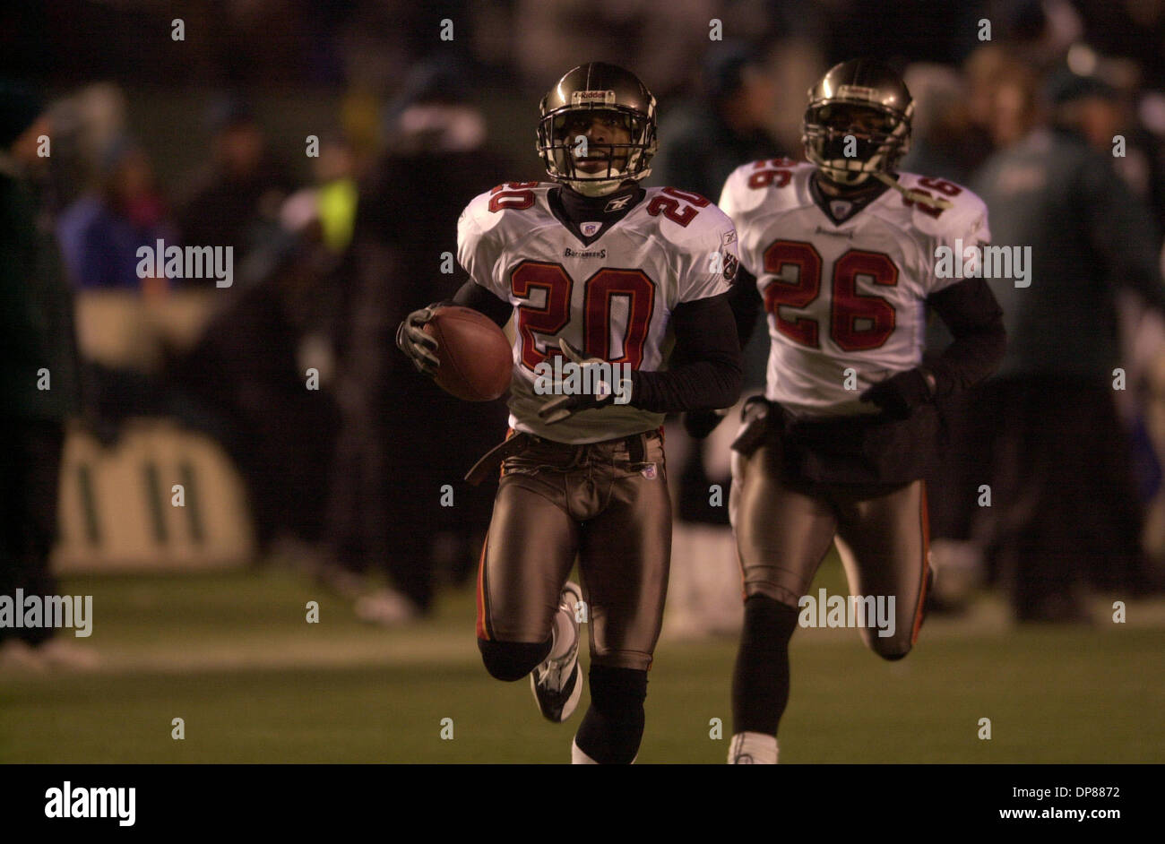 (Publié le 01/20/2003, SB-9 ; 01/26/2003, SB-3) : Tampa's Ronde Barber retourne une interception pour les boucaniers du toucher des roues au quatrième trimestre d'épingler le cercueil sur les Philadelphia Eagles en stade d'Anciens Combattants pour gagner le championnat NFC et d'un quai dans le Superbowl. Peattie photo Banque D'Images