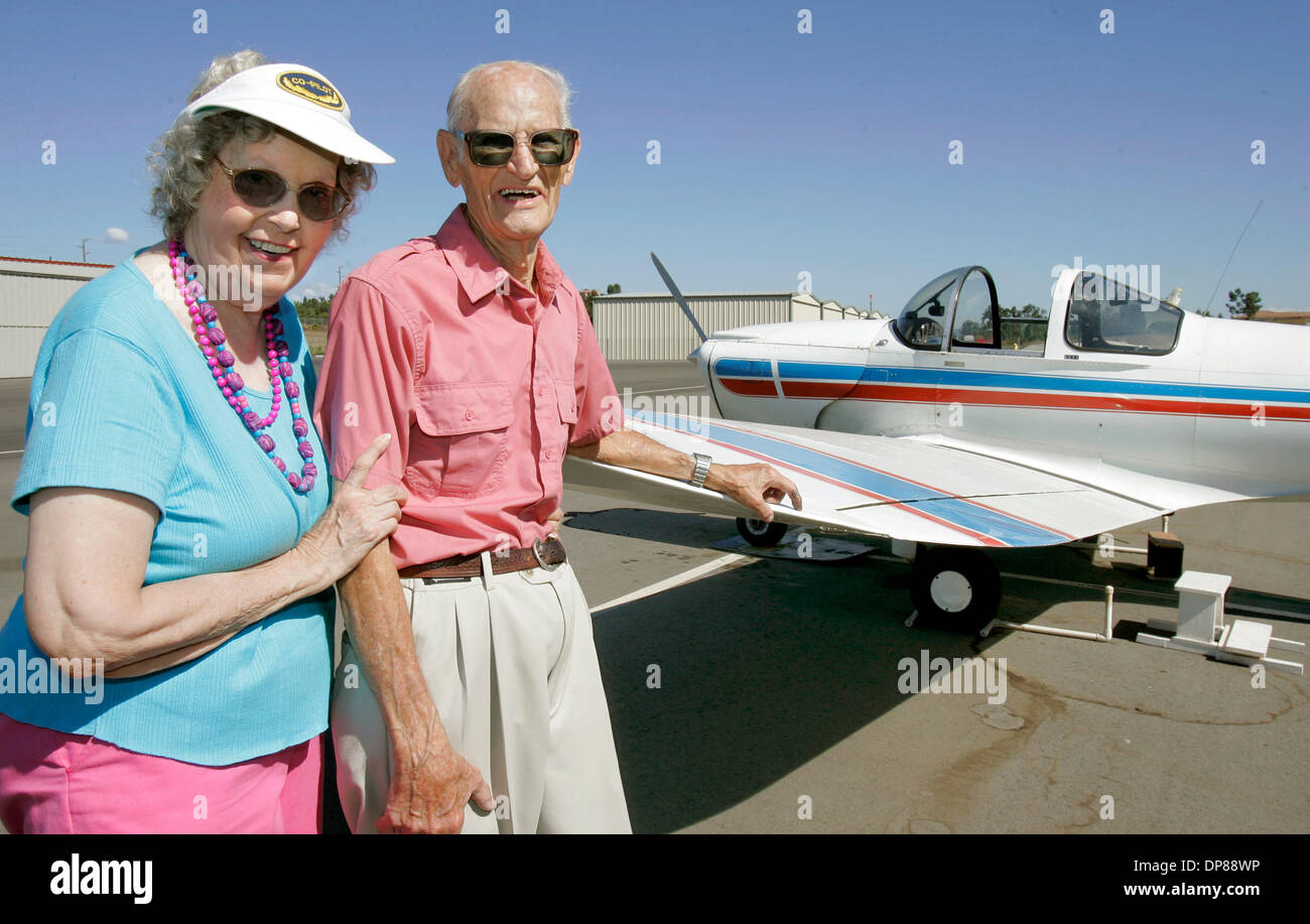 (07/09/2006 Publié, NC-3, NI-3) le 4 septembre 2006, Fallbrook, Californie_Portrait de Mary et EARL ''Kris'' CHRISTOFFERSON avec leurs 1946 Ercoupé_plan 415D photo de Charlie Neuman/San Diego Union-Tribune/Zuma Press. copyright 2006 San Diego Union-Tribune Banque D'Images