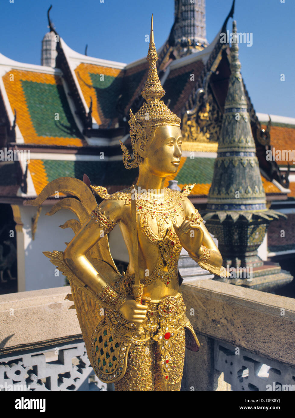 Thaïlande, Bangkok, Wat Phra Keo, statue dorée d'une créature mythologique Kinaree, mi-oiseau mi-femme au Panthéon royal Banque D'Images