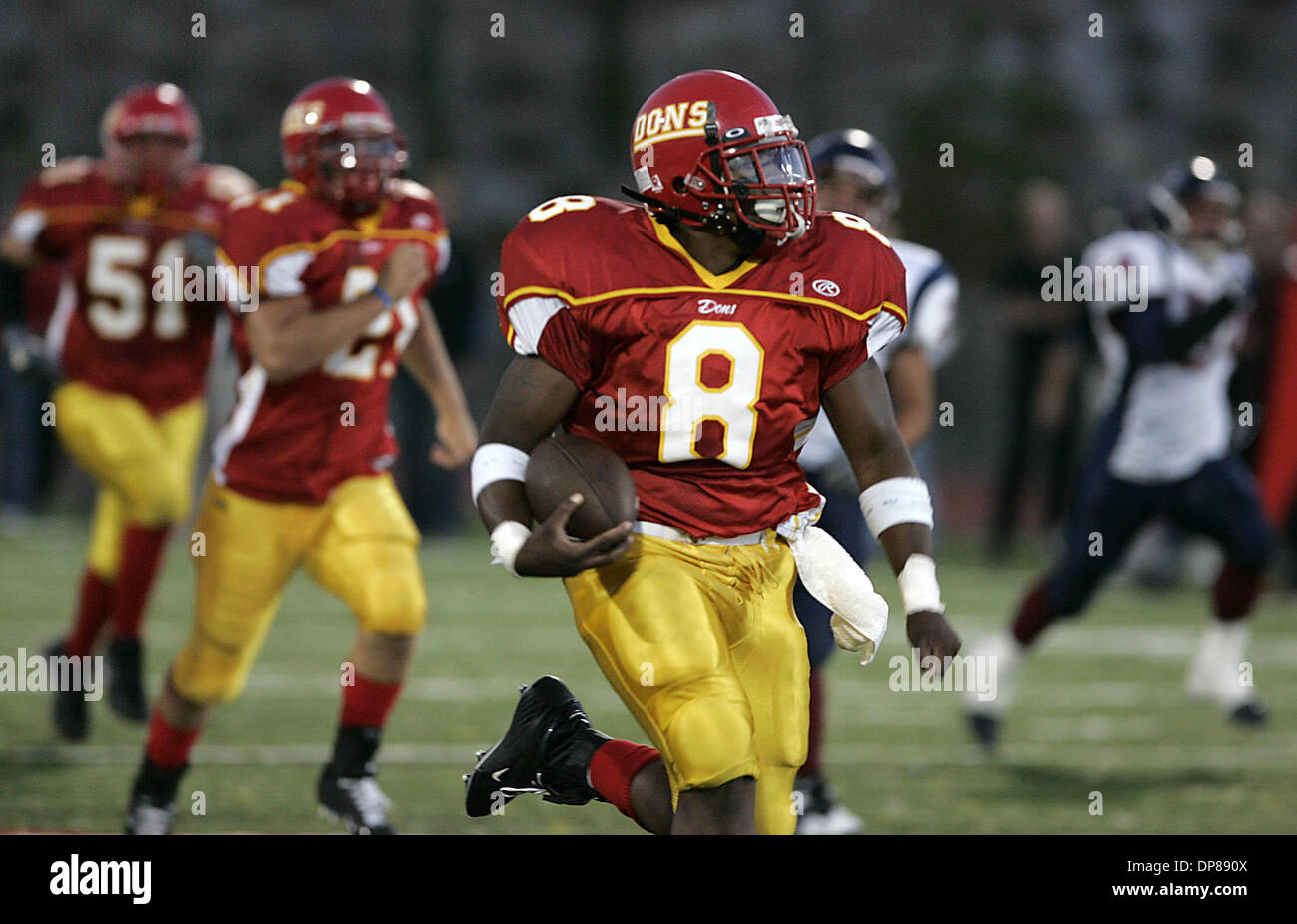 (03/09/2005 Publié, D-1) Cathédrale High School's Demetrius Sumler s'exécute dans la zone des buts après avoir marqué la première cathédrale High School le toucher des roues et le premier à la Manchester Stadium contre les Cougars de Vista. Le toucher des roues a été marqué pendant la première minute. Tu/John Gastaldo Banque D'Images