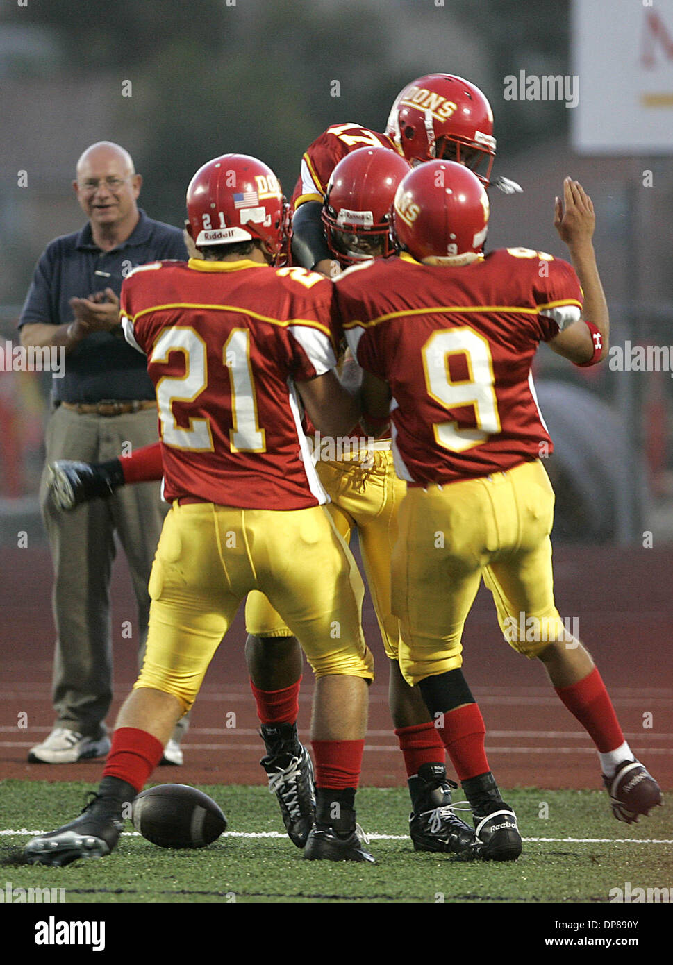 (03/09/2005 Publié, D-6) Cathédrale High School's Demetrius Sumler, obscurci, est envahi par des coéquipiers après avoir marqué la première cathédrale High School le toucher des roues et le premier à la Manchester Stadium contre les Cougars de Vista. Le toucher des roues a été marqué pendant la première minute. Sur le jubo sont # 21 Dylan Kruska, # 9 et # 17 Chris Wilson Matt Peckham. Tu/John Gastaldo Banque D'Images