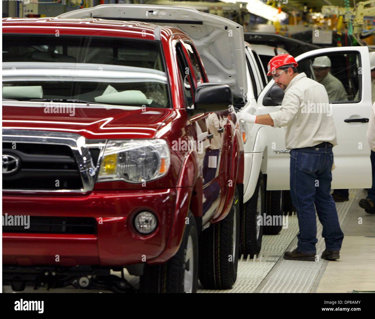 (Publiée le 2/2/2005, C-1) NC 234488 TOYOTA x001 ......... 1, février 2005, Tijuana, Mexique ........... Les travailleurs d'usine à l'usine Toyota à Tijuana du travail de la dernière Banque D'Images