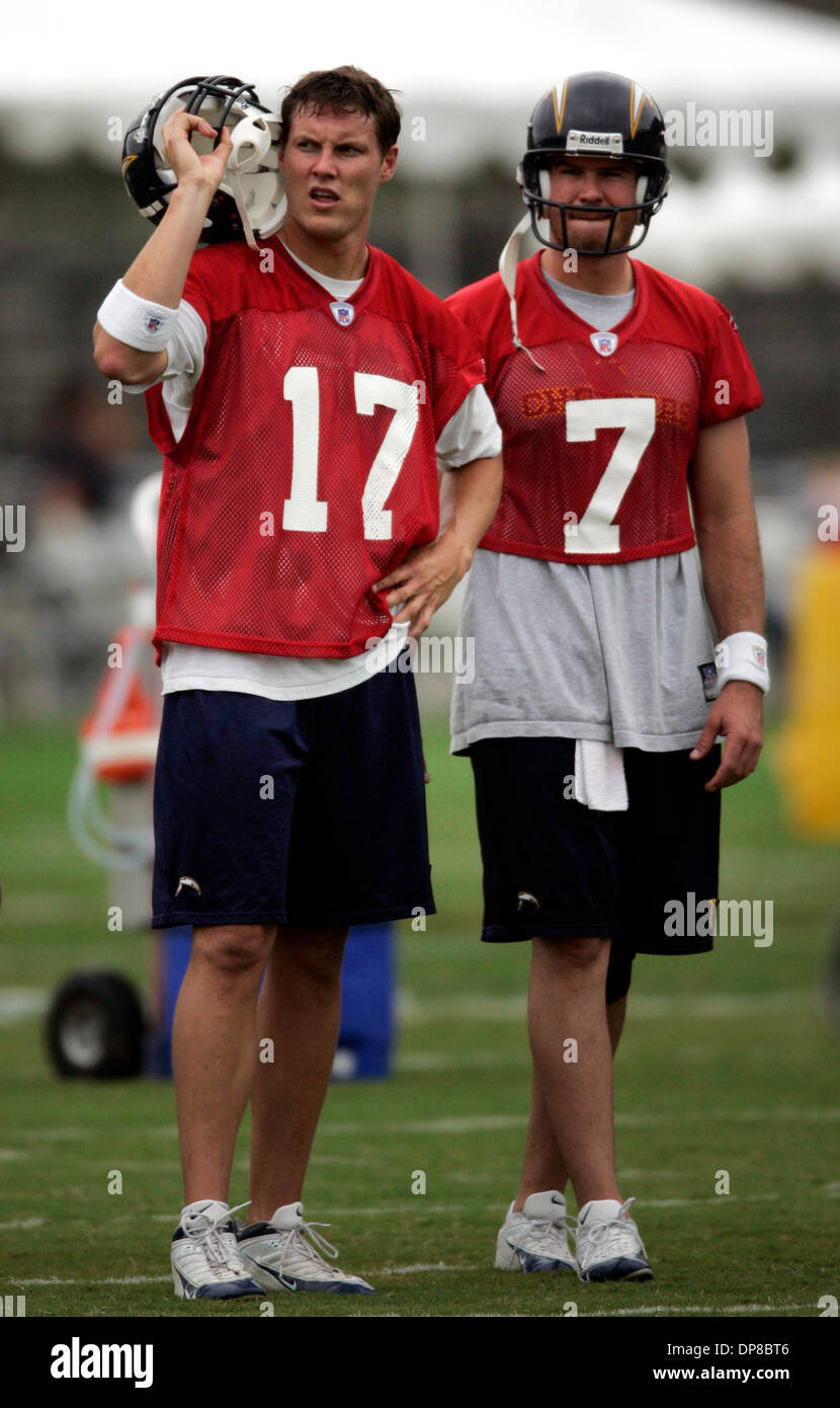 (Publié le 8/12/2006, D-1) Vendredi, 29 mai 2006 San Diego, CA  San Diego quart-arrière Philip Rivers chargeur (# 17 - QB) parle avec quarterback A.J. Feeley (# 7 - QB) au cours de la pratique au camp mini chargeurs chargeurs vendredi à l'administration centrale à San Diego. Crédit obligatoire : photo par Nadia Borowski Scott/ San Diego Union-Tribune/ Zuma Press : copyright 2006 San Diego Union-Tribune Banque D'Images