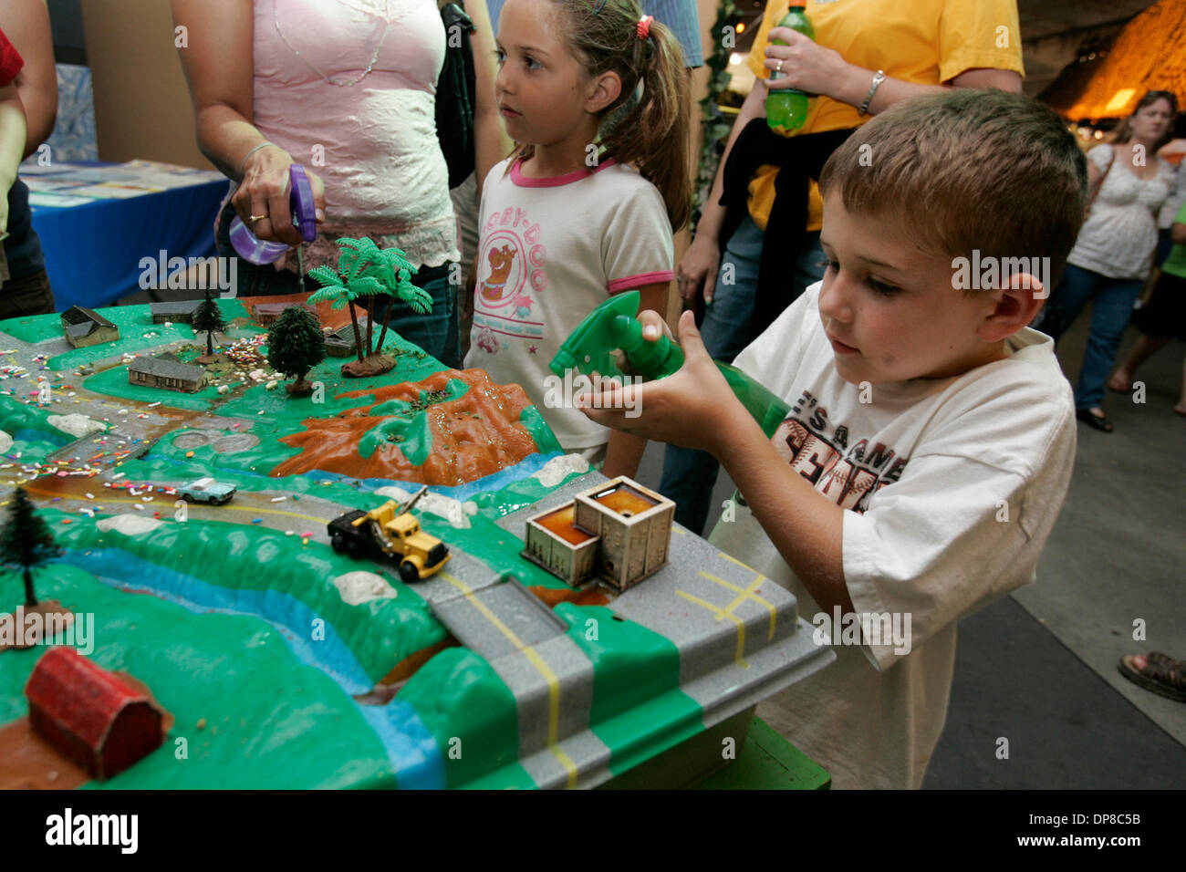 (Publié le 6/24/2006, NC-1 ; B-3:C,S ; NI-3) le 20 juin 2006, Del Mar, CA. USA plus d'amusement à la foire du comté de San Diego. À la Table, bassin versant Enviroscape HUNTER NORRIS, 6, droite, et sa sœur CAYLIN NORRIS, 8, la pluie sur l'écosystème du bassin versant la cause de tous les pesticides et dispersés sur l'environnement l'huile de couler dans la mer. Ce n'est qu'un des nombreux ex interactif et éducatif Banque D'Images