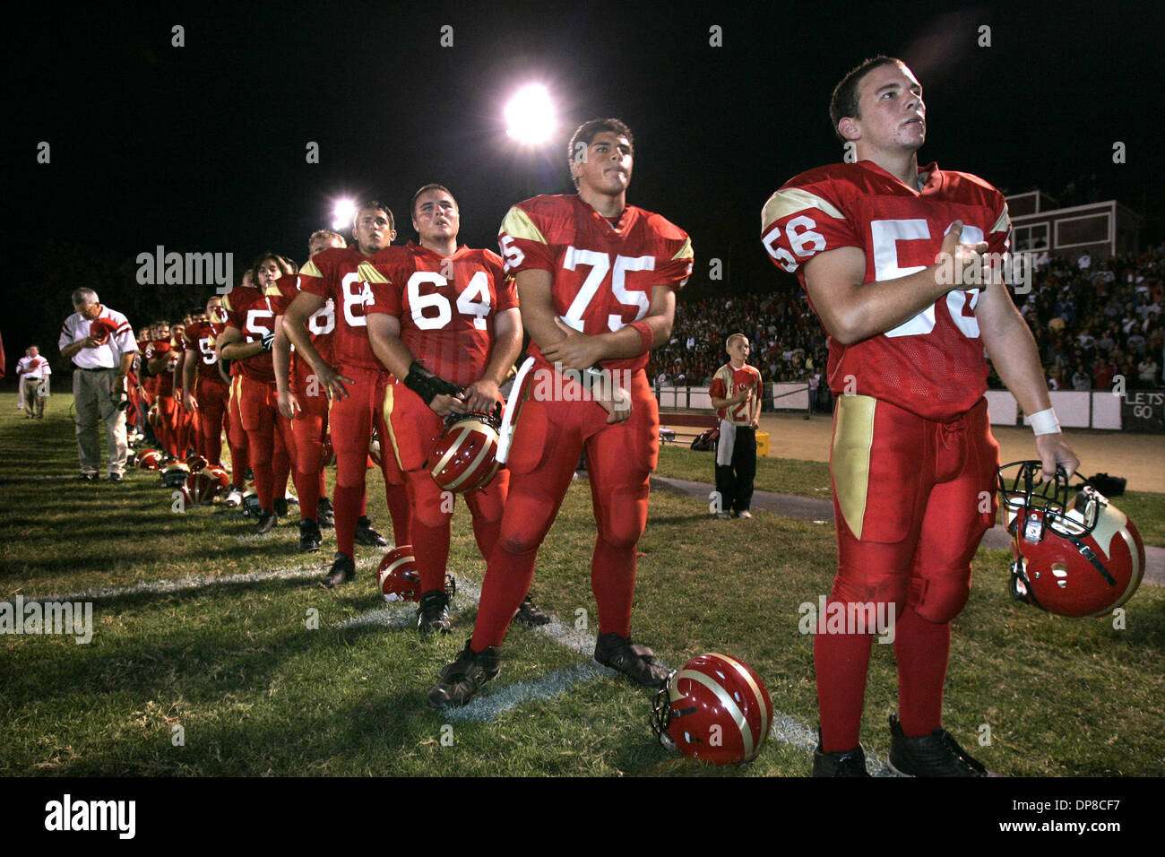 (Publié le 9/17/2005, NC-8 ; NI-8) Les guerriers Fallbrook le long de leur stand de côté pendant l'hymne national avant leur grande victoire sur visiter Helix, 35-7. # 64 BERGSTROM, CHASEN est # 75 est JERETT BORGES, et # 56 BRANDON est GARZA, tous les monteurs. U/T photo CHARLIE NEUMAN Banque D'Images