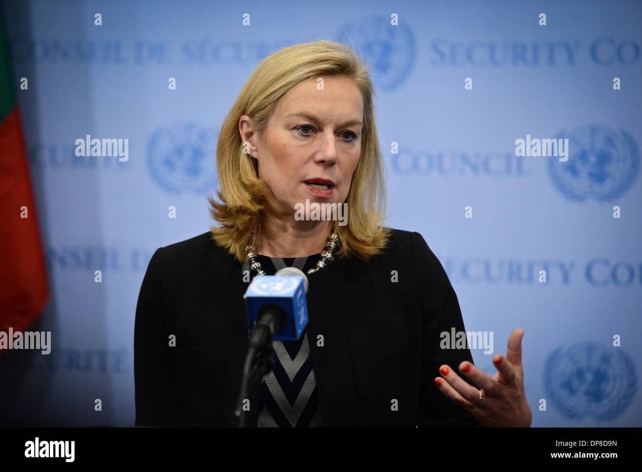 New York, siège des Nations Unies à New York. 8 janvier, 2014. Sigrid Kaag, chef de la stratégie conjointe ONU-Organisation pour l'interdiction des armes chimiques (OIAC) chargée de mission de débarrasser le munitions de Syrie, parle aux journalistes des médias d'après le Conseil de sécurité de l'ONU sur les progrès de la mission, au siège des Nations Unies à New York, le 8 janvier 2014. Citant la complexité, la sécurité et la météo, Kaag a déclaré mercredi que si l'opération a été retardé il est prévu de rencontrer son échéance de juin. Credit : Niu Xiaolei/Xinhua/Alamy Live News Banque D'Images