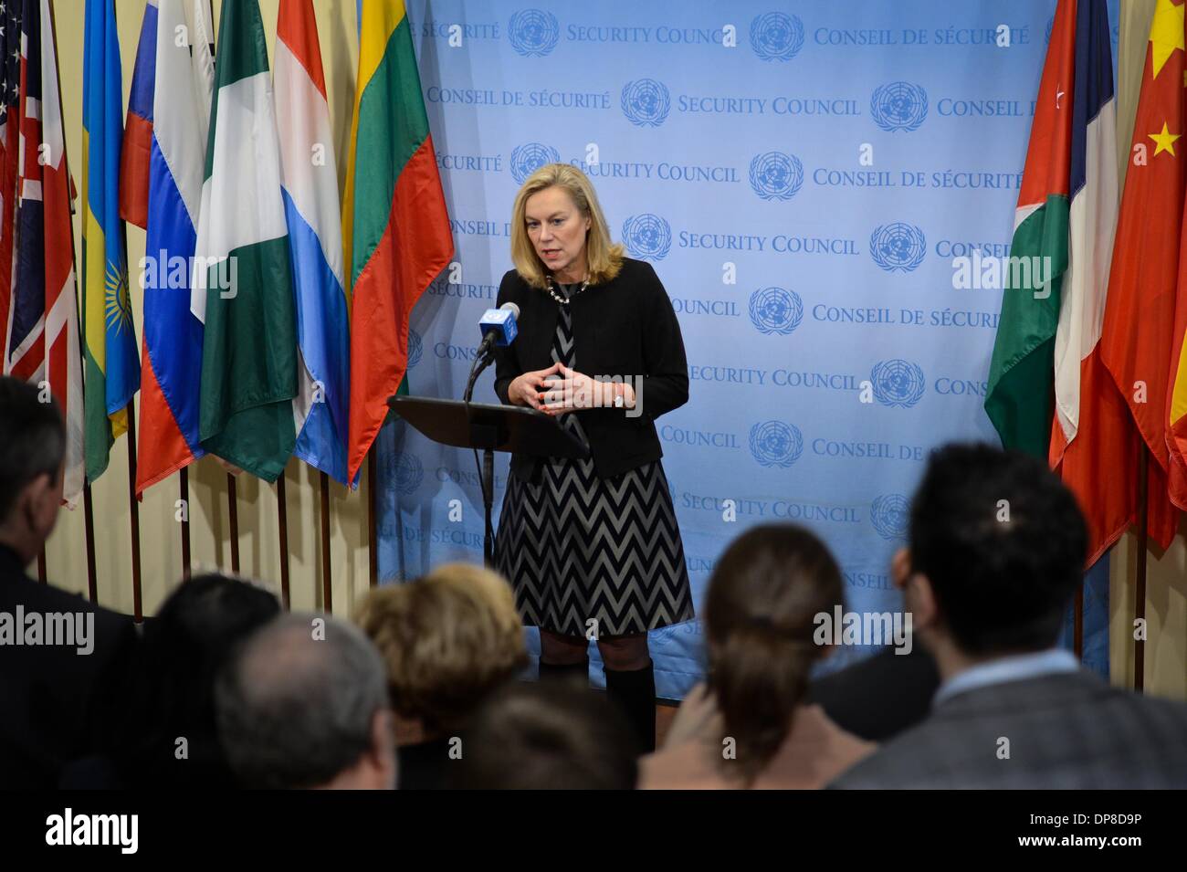New York, siège des Nations Unies à New York. 8 janvier, 2014. Sigrid Kaag, chef de la stratégie conjointe ONU-Organisation pour l'interdiction des armes chimiques (OIAC) chargée de mission de débarrasser le munitions de Syrie, parle aux journalistes des médias d'après le Conseil de sécurité de l'ONU sur les progrès de la mission, au siège des Nations Unies à New York, le 8 janvier 2014. Citant la complexité, la sécurité et la météo, Kaag a déclaré mercredi que si l'opération a été retardé il est prévu de rencontrer son échéance de juin. Credit : Niu Xiaolei/Xinhua/Alamy Live News Banque D'Images