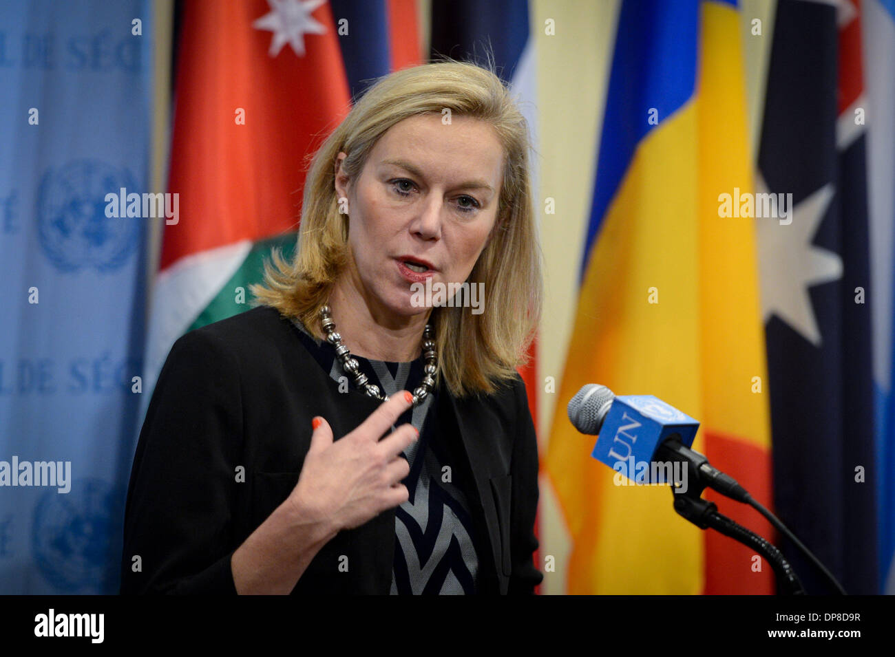 New York, siège des Nations Unies à New York. 8 janvier, 2014. Sigrid Kaag, chef de la stratégie conjointe ONU-Organisation pour l'interdiction des armes chimiques (OIAC) chargée de mission de débarrasser le munitions de Syrie, parle aux journalistes des médias d'après le Conseil de sécurité de l'ONU sur les progrès de la mission, au siège des Nations Unies à New York, le 8 janvier 2014. Citant la complexité, la sécurité et la météo, Kaag a déclaré mercredi que si l'opération a été retardé il est prévu de rencontrer son échéance de juin. Credit : Niu Xiaolei/Xinhua/Alamy Live News Banque D'Images