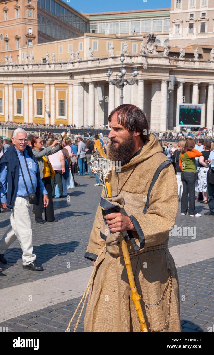 Un fanatique religieux de saint Pierre dans la Cité du Vatican à Rome Banque D'Images