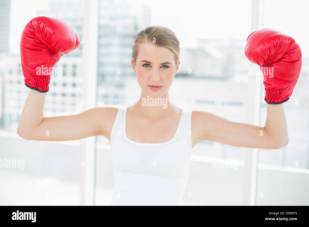 Mettre en place la concurrence woman with red boxing gloves cheering up Banque D'Images