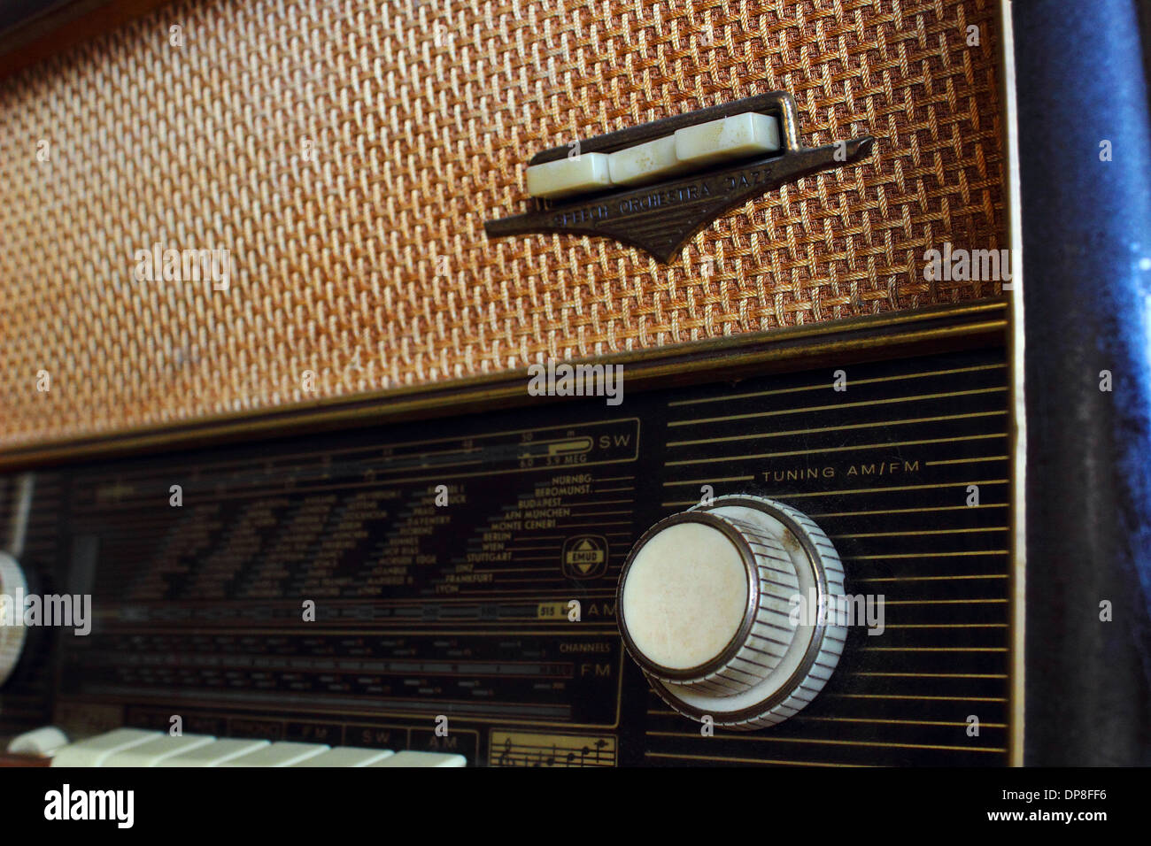 Un vieux tube des années 50 époque Emud radio. Close up montrant des cadrans et des boutons. Banque D'Images