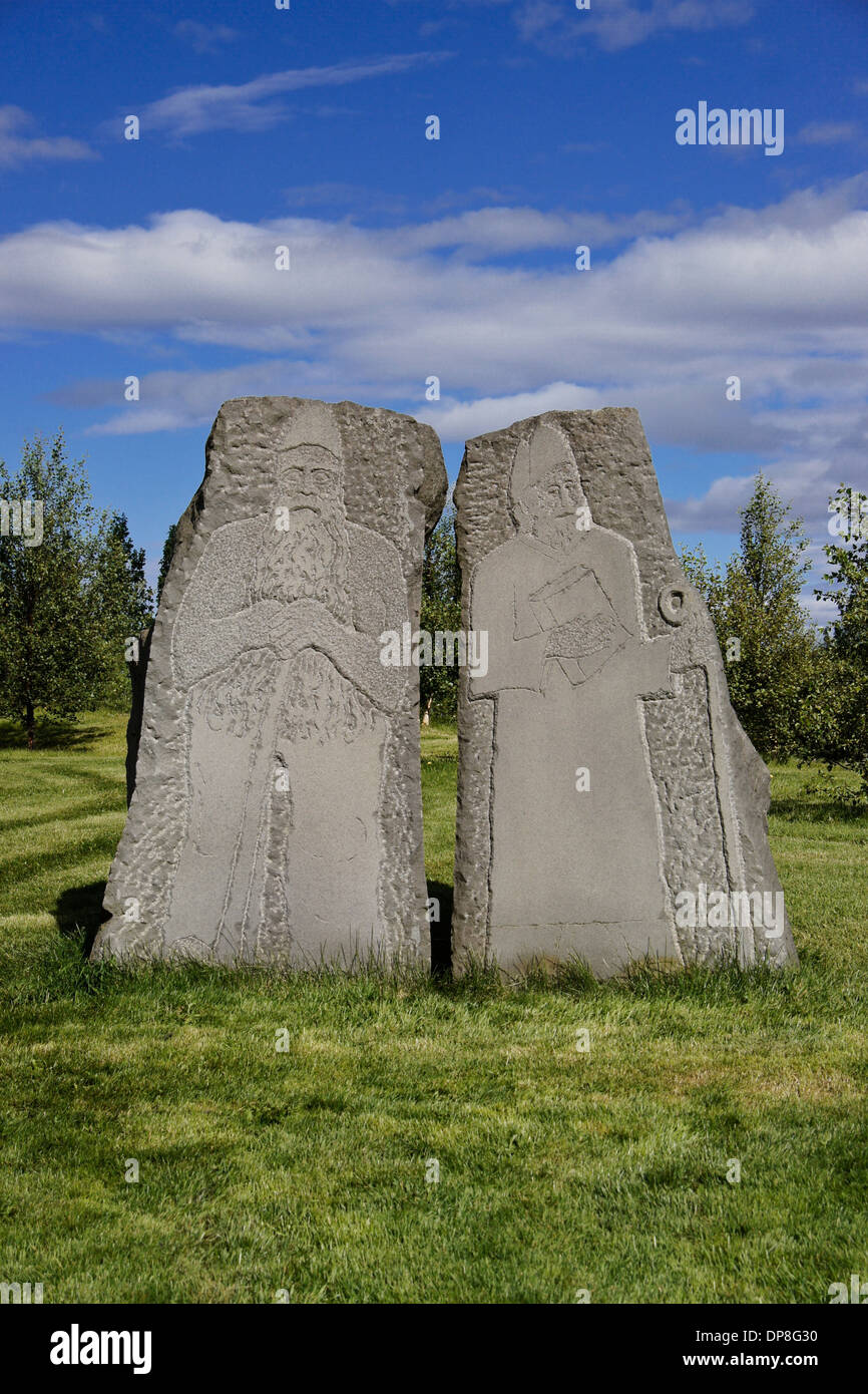Des pierres sculptées représentant le paganisme et le christianisme, l'église de Skálholt, Islande Banque D'Images