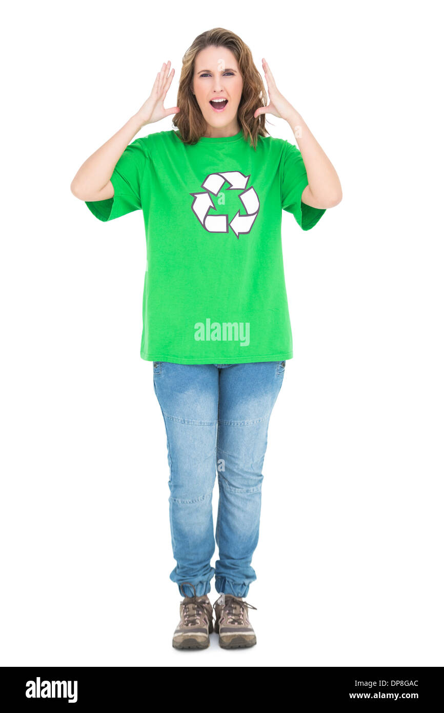 Femme portant chemise verte avec symbole recyclage crier Banque D'Images