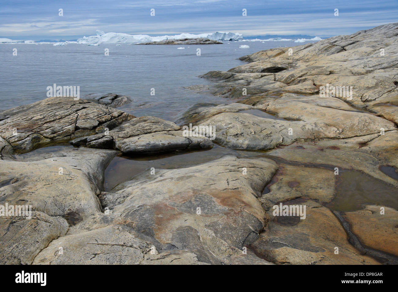 Rivage rocheux et des icebergs dans la baie de Disko, Ilulissat, Groenland Ouest Banque D'Images