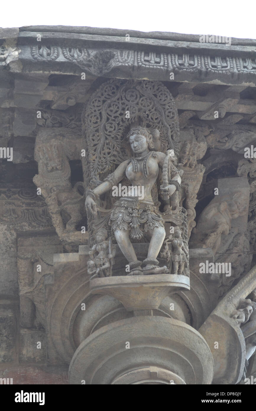 Belur temple Chennakesava - Colonnes et sculptures - celestial maidens dans diverses poses Banque D'Images