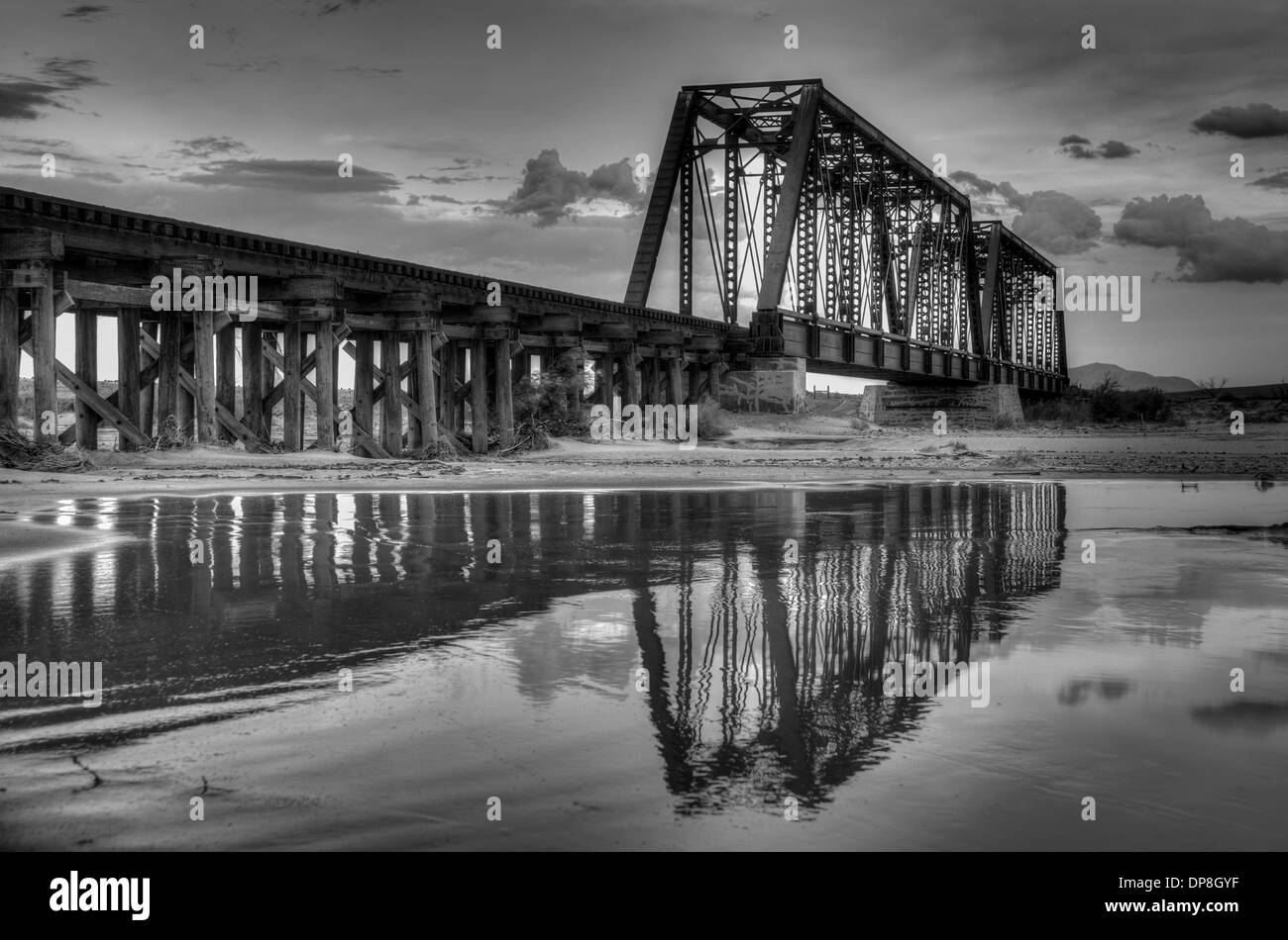 Pont ferroviaire qui traverse le Rio Salado, Sevilleta National Wildlife Refuge, Soccoro Co., New Mexico, USA. Banque D'Images