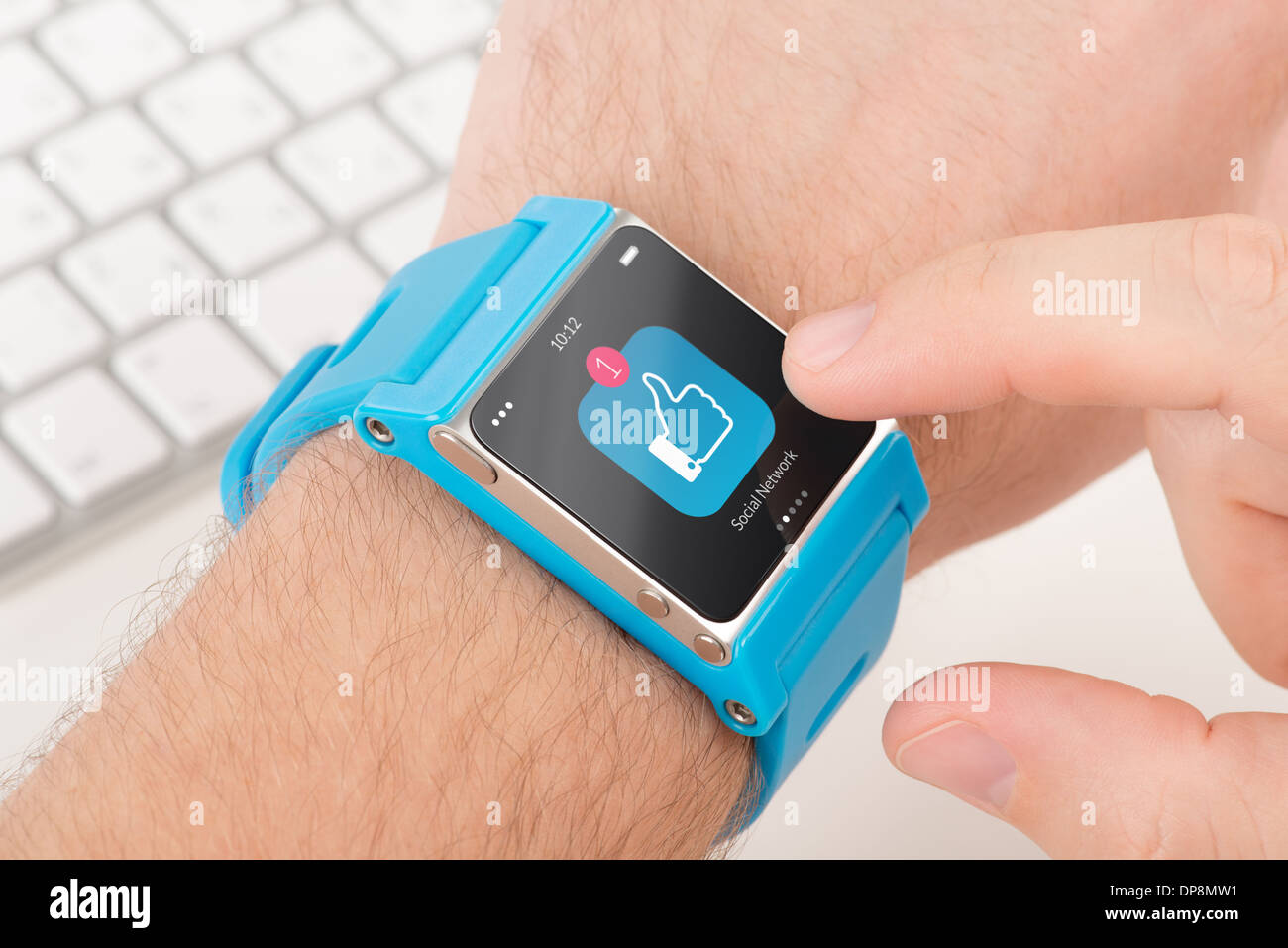 Homme des touchers du doigt comme sur l'icône smart watch bleu Banque D'Images