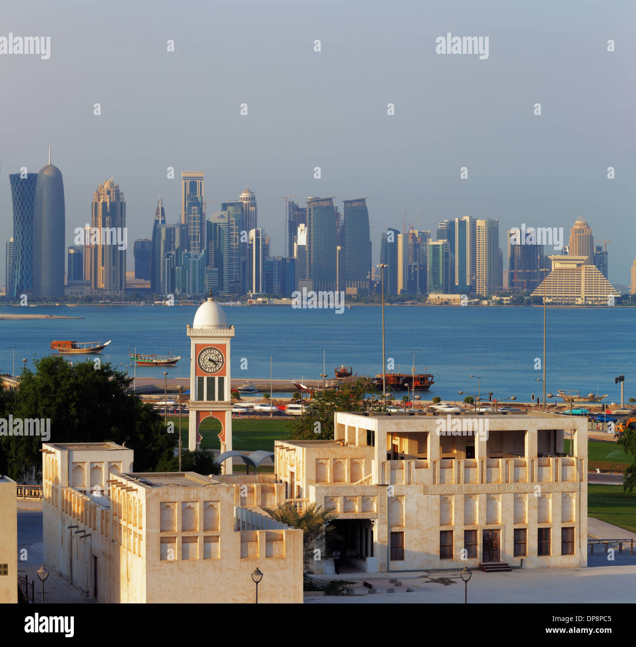 Doha, Qatar : un style d'architecture contrastée peut être vu de chaque côté de la baie Banque D'Images