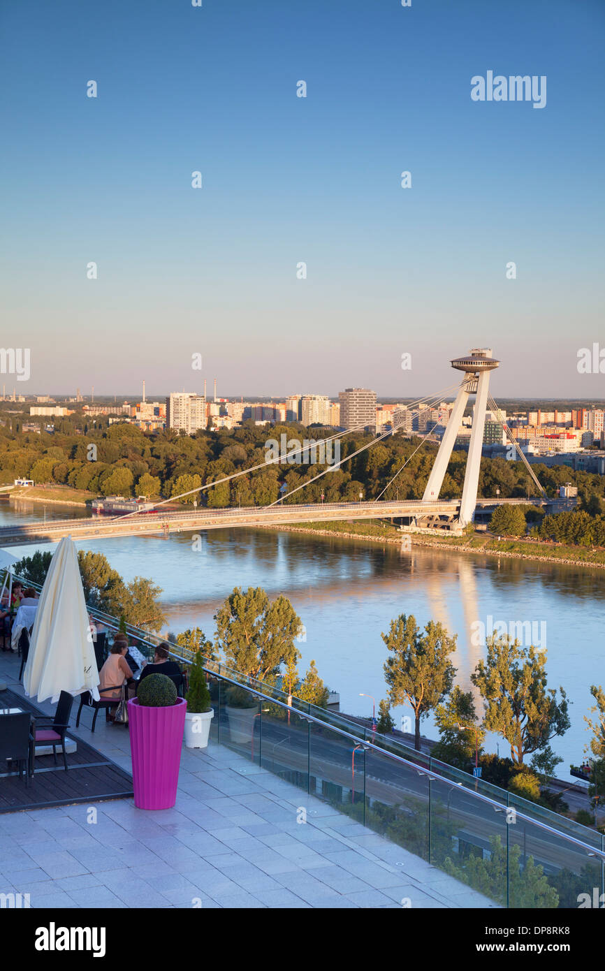 Voir de nouveau pont du Restaurant parlementaire, Bratislava, Slovaquie Banque D'Images