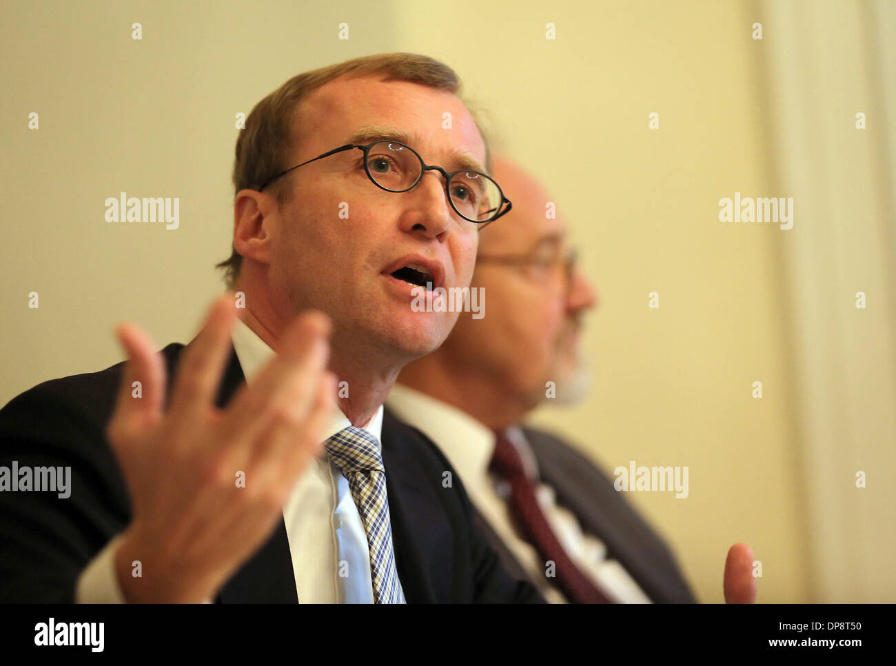 Cologne, Allemagne. 09Th Jan, 2014. Hans-Peter Haferkamp, chef du projet de recherche 'Cologne La Justice à l'époque nazie" présente les résultats de l'enquête à Cologne, Allemagne, 09 janvier 2014. En coopération avec le ministère de la justice et de la recherche scientifique, l'étude a lieu depuis plusieurs années à la Haute Cour régionale de Cologne. Photo : Oliver Berg/dpa/Alamy Live News Banque D'Images