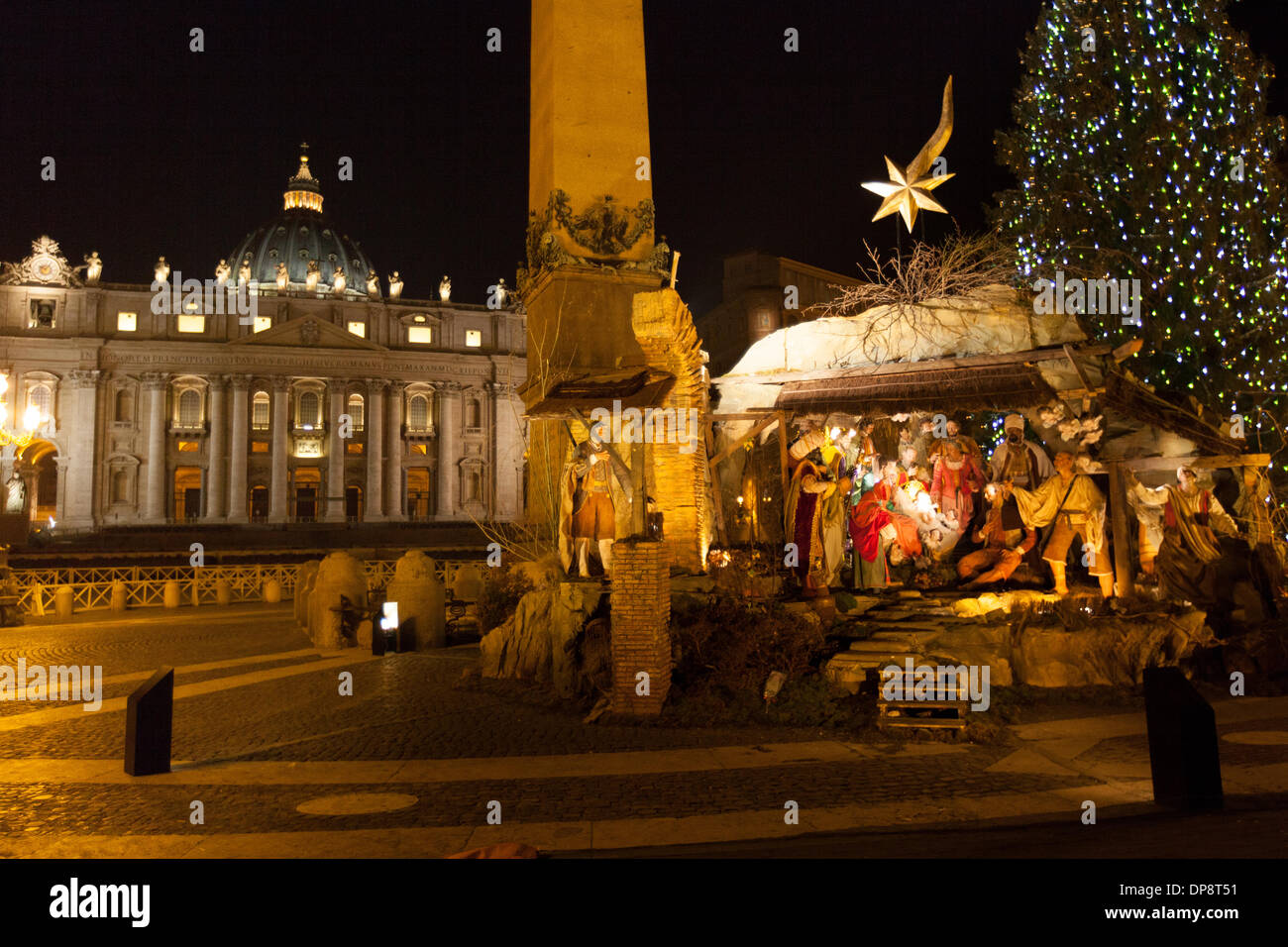 Vatican, Rome, Italie. 05Th Jan, 2014. crèche artistique et un arbre de Noël vu sur la Place Saint Pierre. Credit : Yves Trenet/Alamy Live News) Banque D'Images